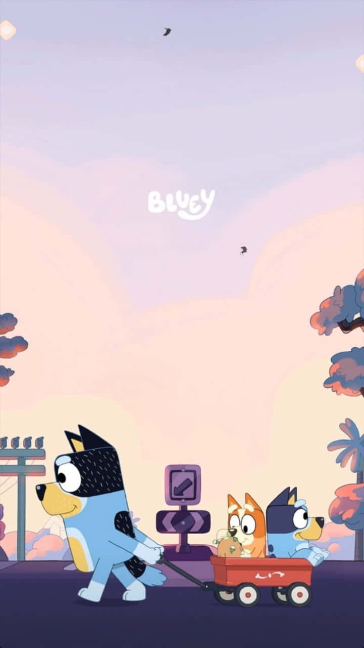 Cute Cartoon Characters 桌布 壁紙 — Bluey 和 Bingo 坐在紅色手推車上，由爸爸拉著穿過黃昏時分粉彩色的郊區社區。