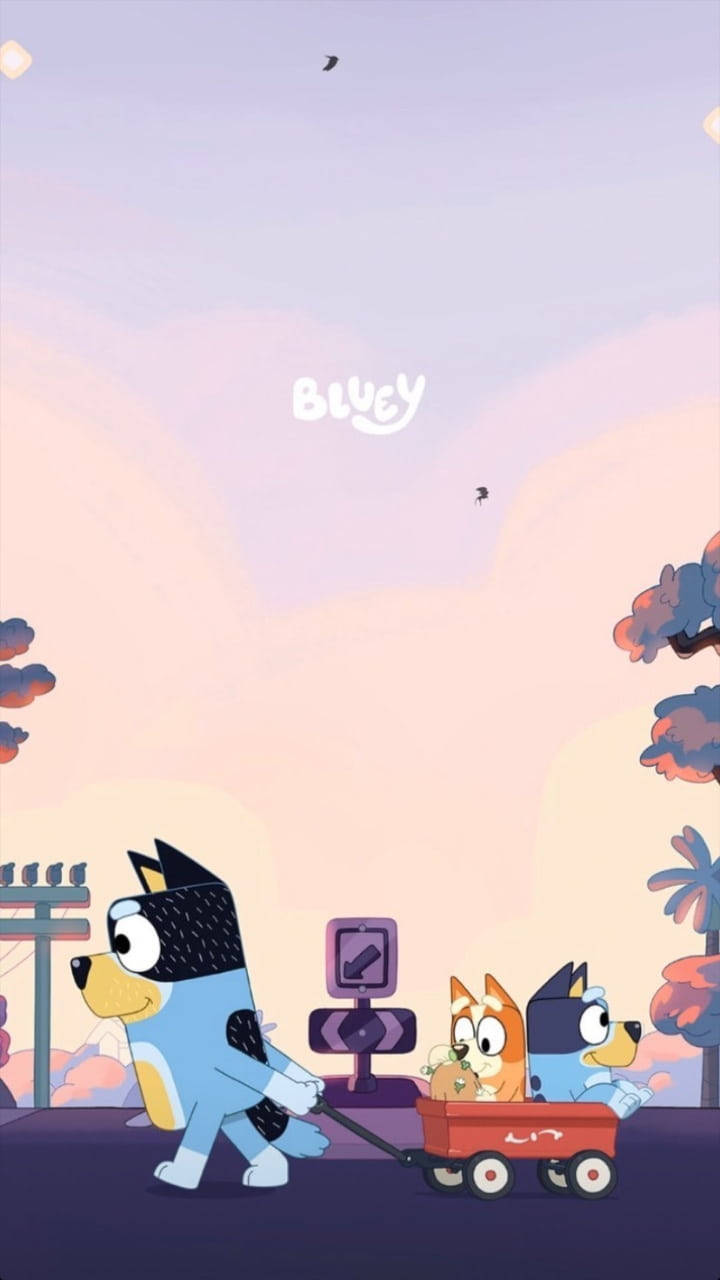 Bluey 桌布 壁紙 — Bluey 和 Bingo 坐在由爸爸拉著的紅色手推車上，穿過黃昏時分風格化的郊區社區。