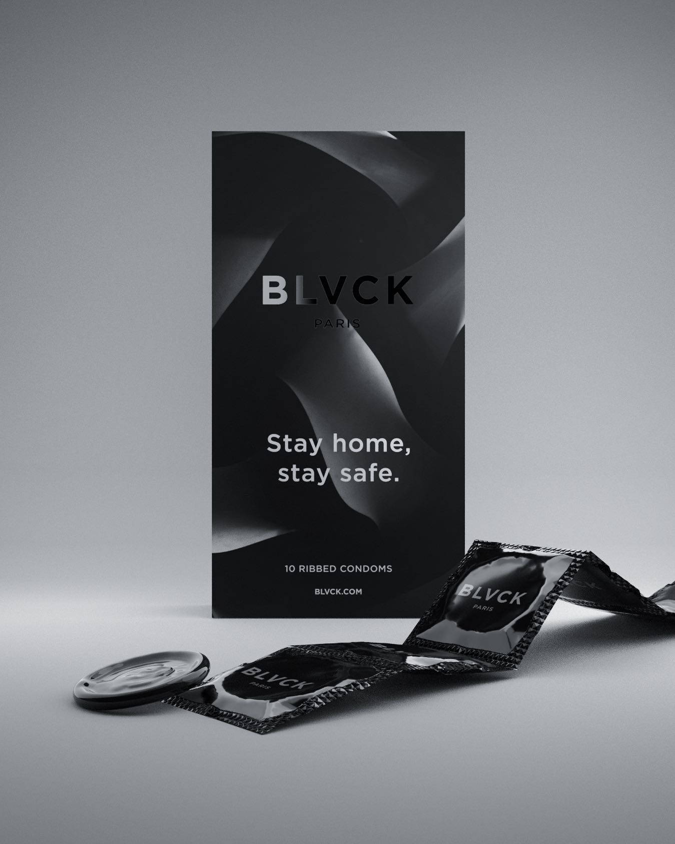 Blvck Paris 避孕套包裝 壁紙 — 灰色工作室背景上，BLVCK Paris 安全套的簡約黑白產品照，配以時尚包裝和散落的錫紙包裝。