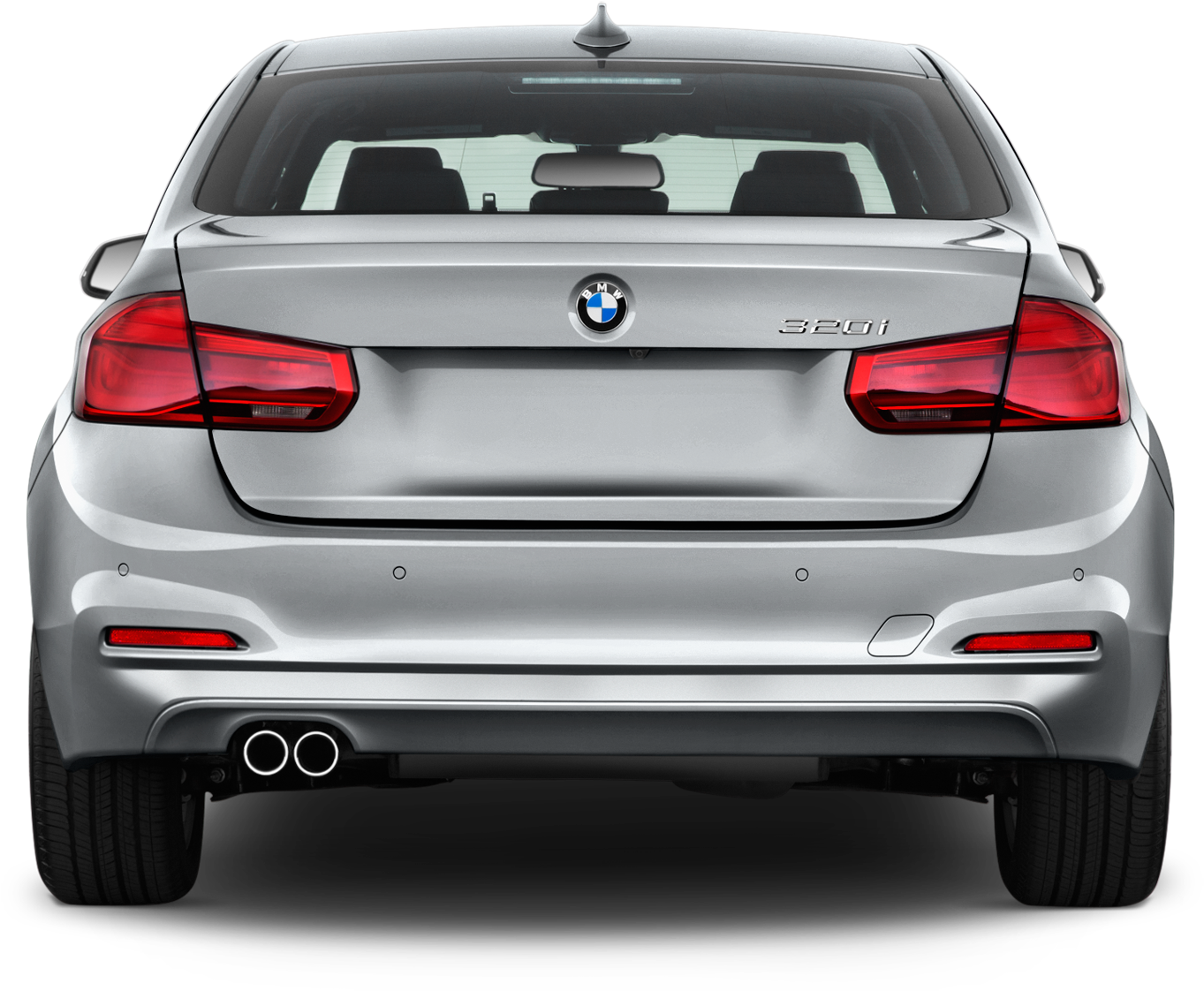 銀色BMW 320i後視圖 壁紙 — 黑色背景上，銀色BMW 320i轎車的後視圖，帶有紅色尾燈和雙排氣管。