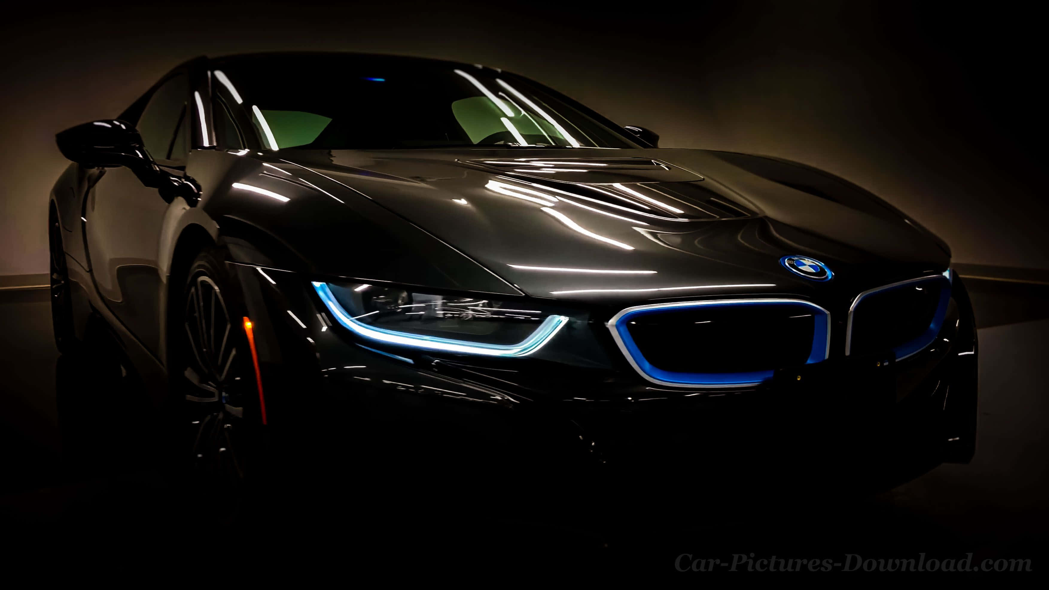 黑色BMW 藍色頭燈 4K 壁紙 — 一輛時尚的黑色BMW i8跑車在黑暗的攝影棚背景下散發出鮮豔的藍色LED頭燈光芒。