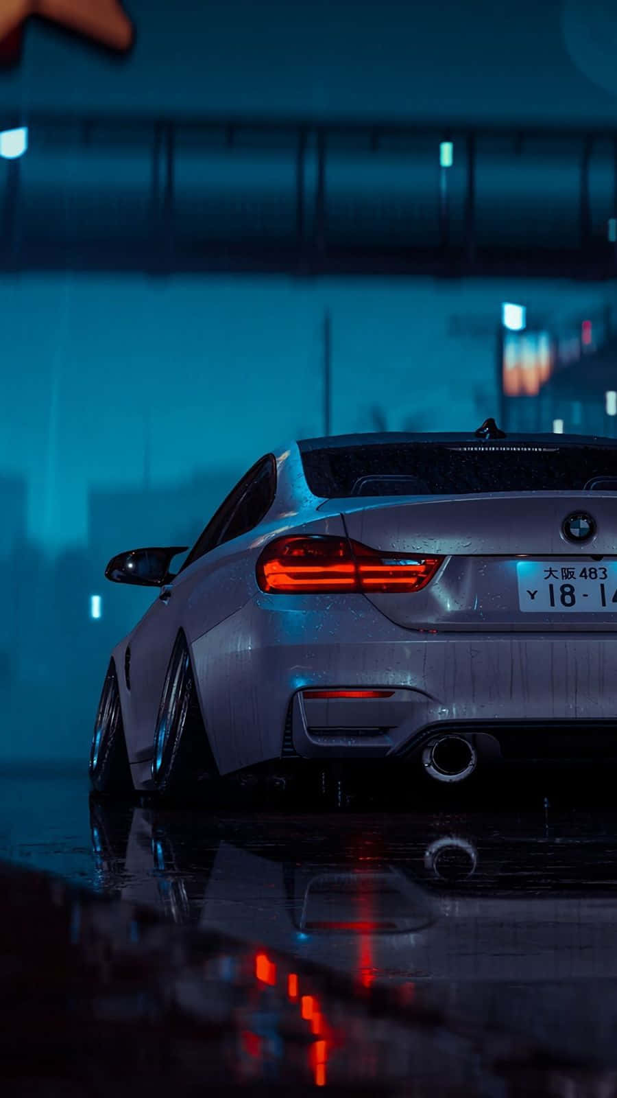 酷炫白色BMW 壁紙 — 一輛銀色寶馬跑車在霓虹燈下閃耀，夜晚的雨濕城市街道上反射出鮮明的倒影。