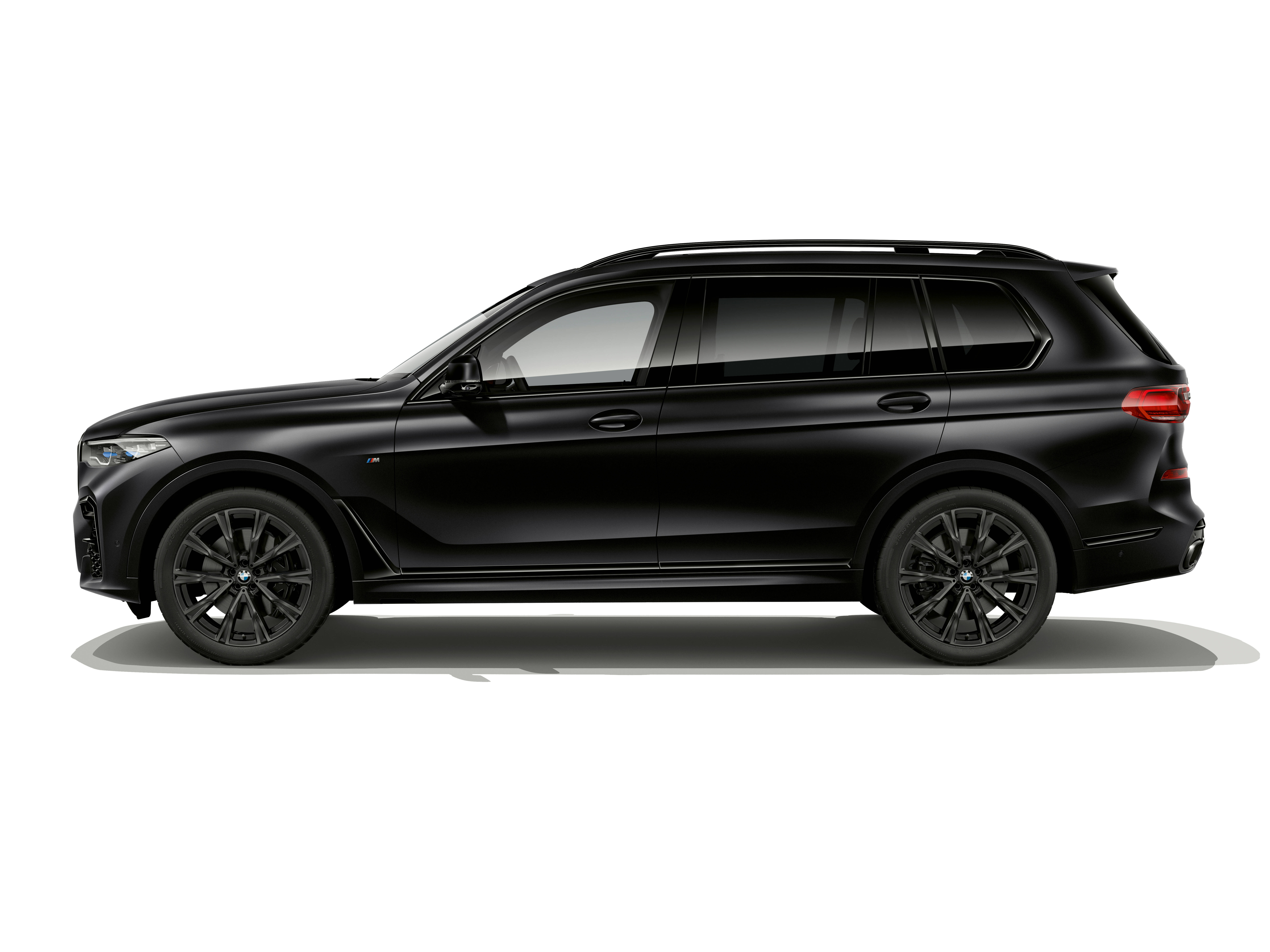 黑色BMW側面視角 壁紙 — 一輛時尚的啞光黑色BMW SUV，在乾淨的白色背景上以側面輪廓展示，帶有微妙的陰影。