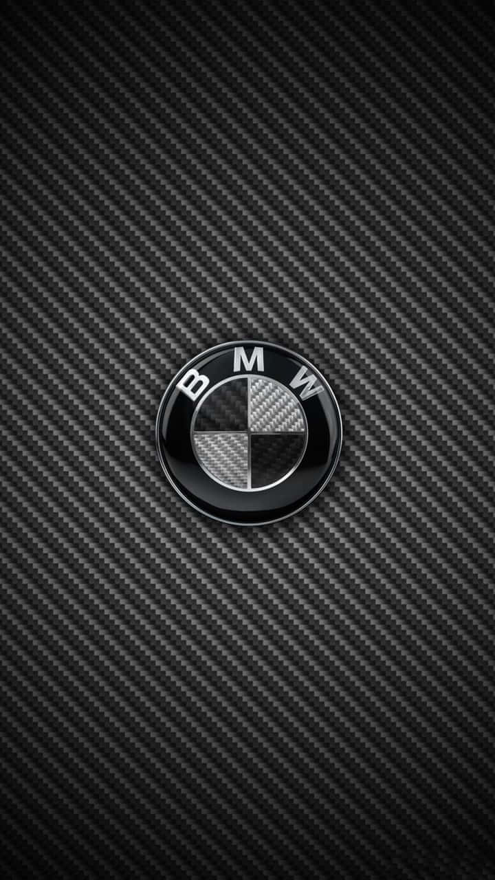 碳纖維紋理背景上的BMW標誌