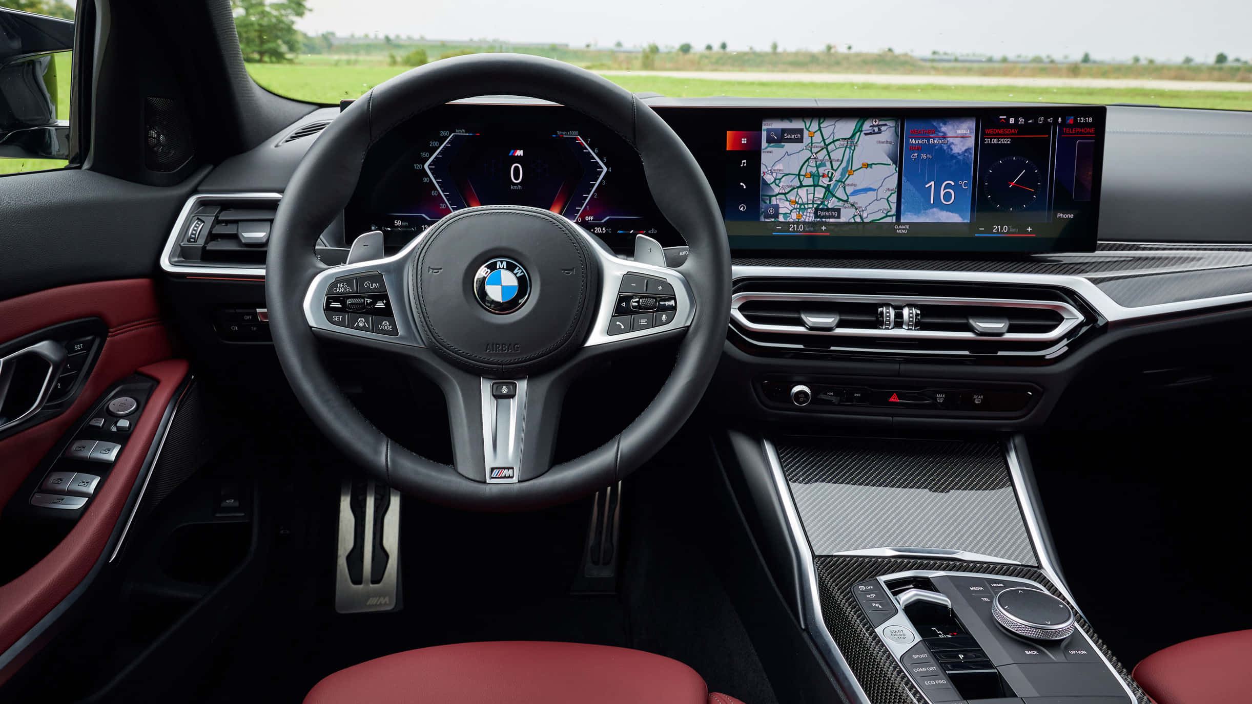 體驗BMW的力量 壁紙 — 豪華寶馬車廂，配備紅色皮革座椅及顯示導航和速度計的數碼儀錶板。