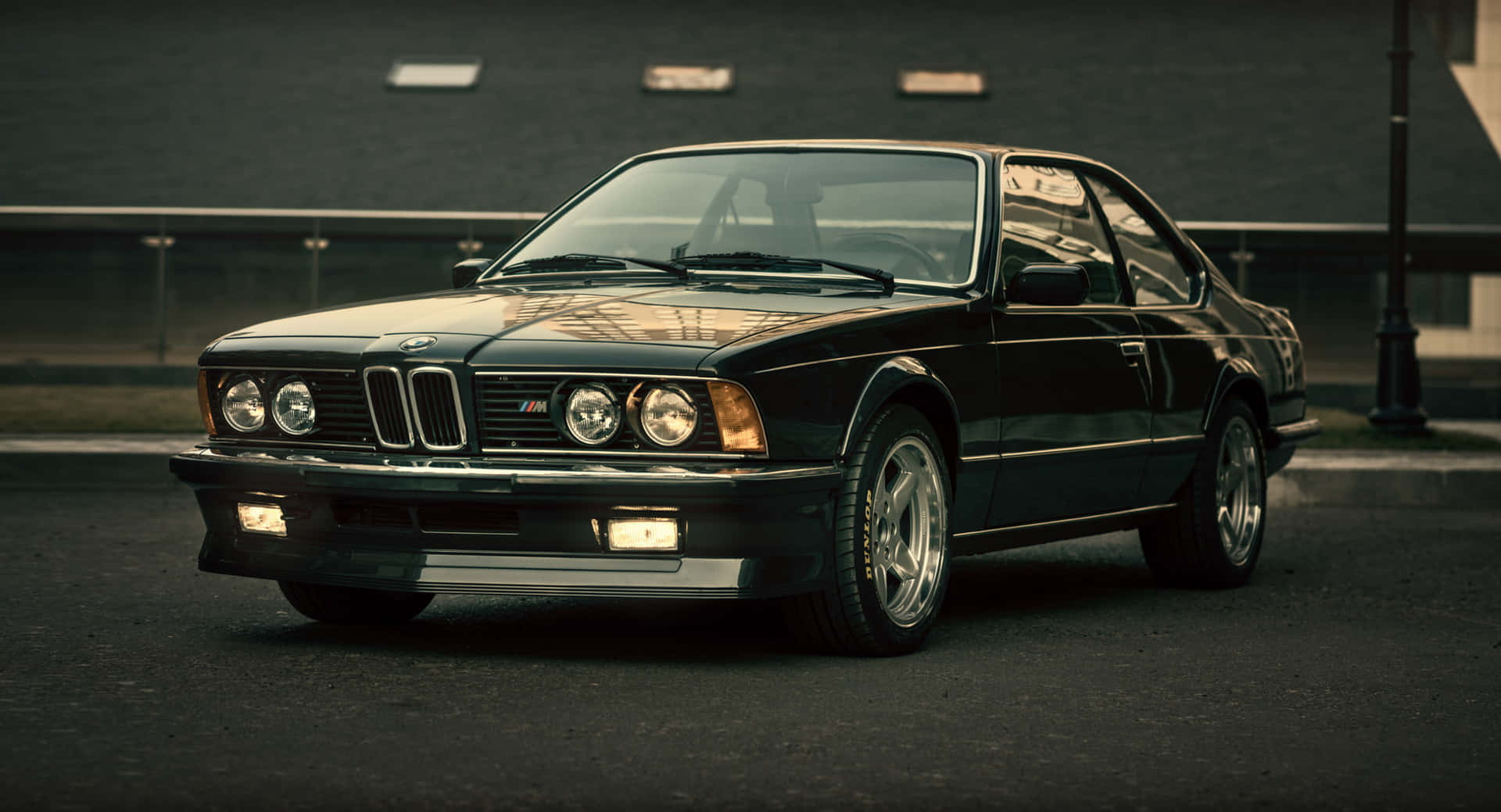 黃昏時分停在城市街道上的黑色BMW M6轎跑車。