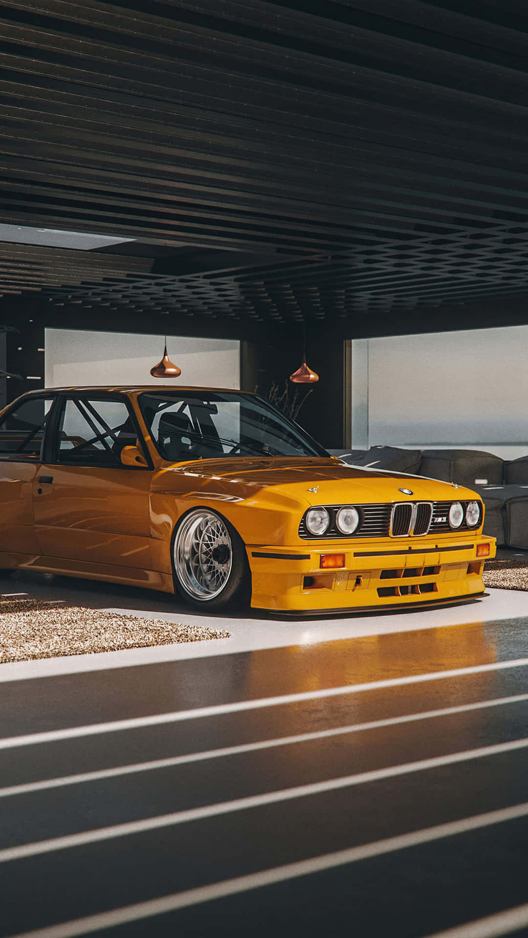 黃色BMW E30賽車在現代簡約的室內車庫中，配有拋光地板和吊燈。