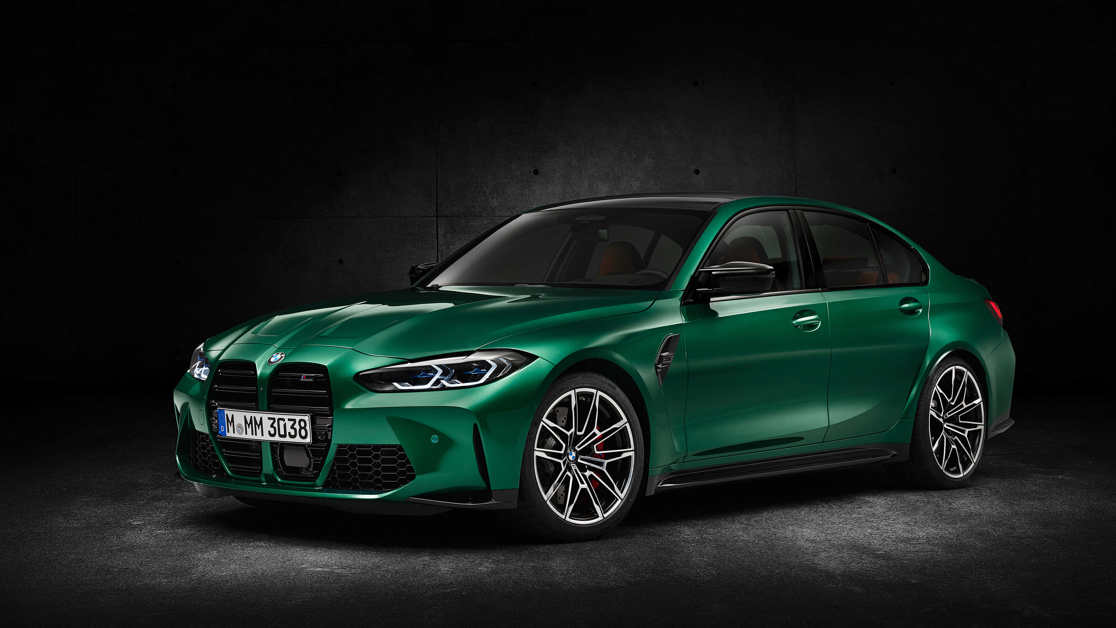 BMW深綠色背景對比黑色環境 壁紙 — 一輛時尚的綠色BMW M3房車在攝影棚燈光下，以深色紋理牆壁為背景閃閃發光。