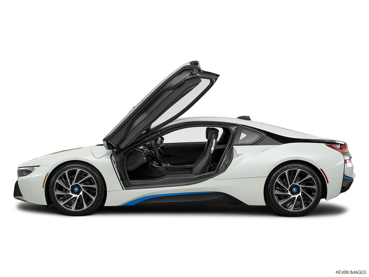 白色BMW i8敞開鴿翼門 壁紙 — 一架時尚的白色寶馬 i8 跑車，鷗翼門打開，背景為純白色。