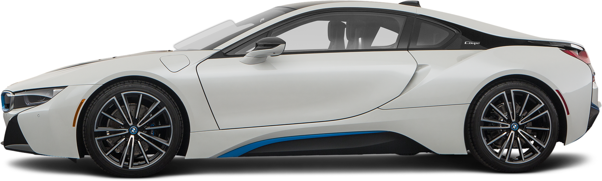 白色BMW i8側面視圖 壁紙 — 一輛時尚的白色BMW i8跑車，帶有藍色飾邊和黑色輪圈，在極簡工作室背景前以側面展示。