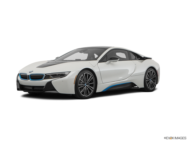 白色BMW i8側面視圖 壁紙 — 一輛時尚的白色BMW i8跑車，帶有藍色飾邊和黑色輪圈，在工作室燈光下展示。