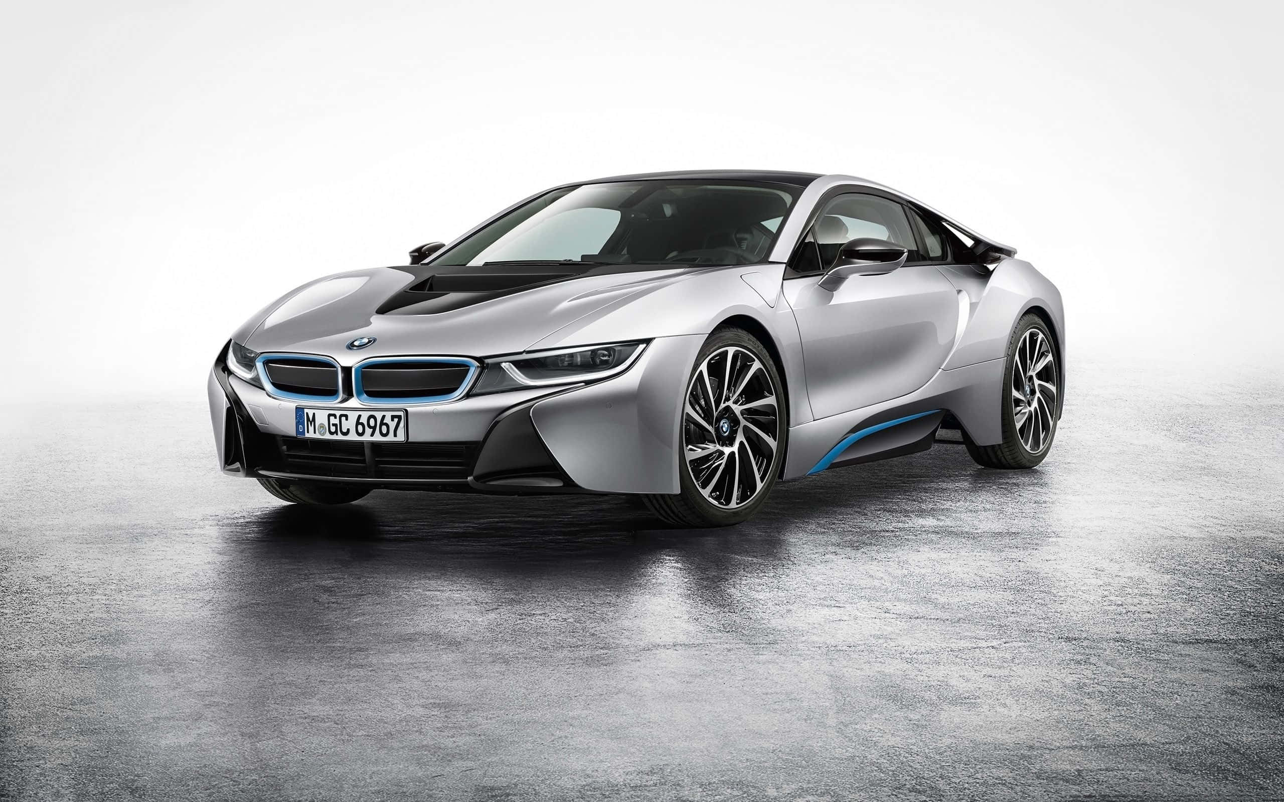 BMW i8混合動力跑車平板壁紙 壁紙 — 一輛帶有藍色裝飾的時尚銀色BMW i8跑車，停在濕漉漉的混凝土表面上，背景是簡約的灰色。
