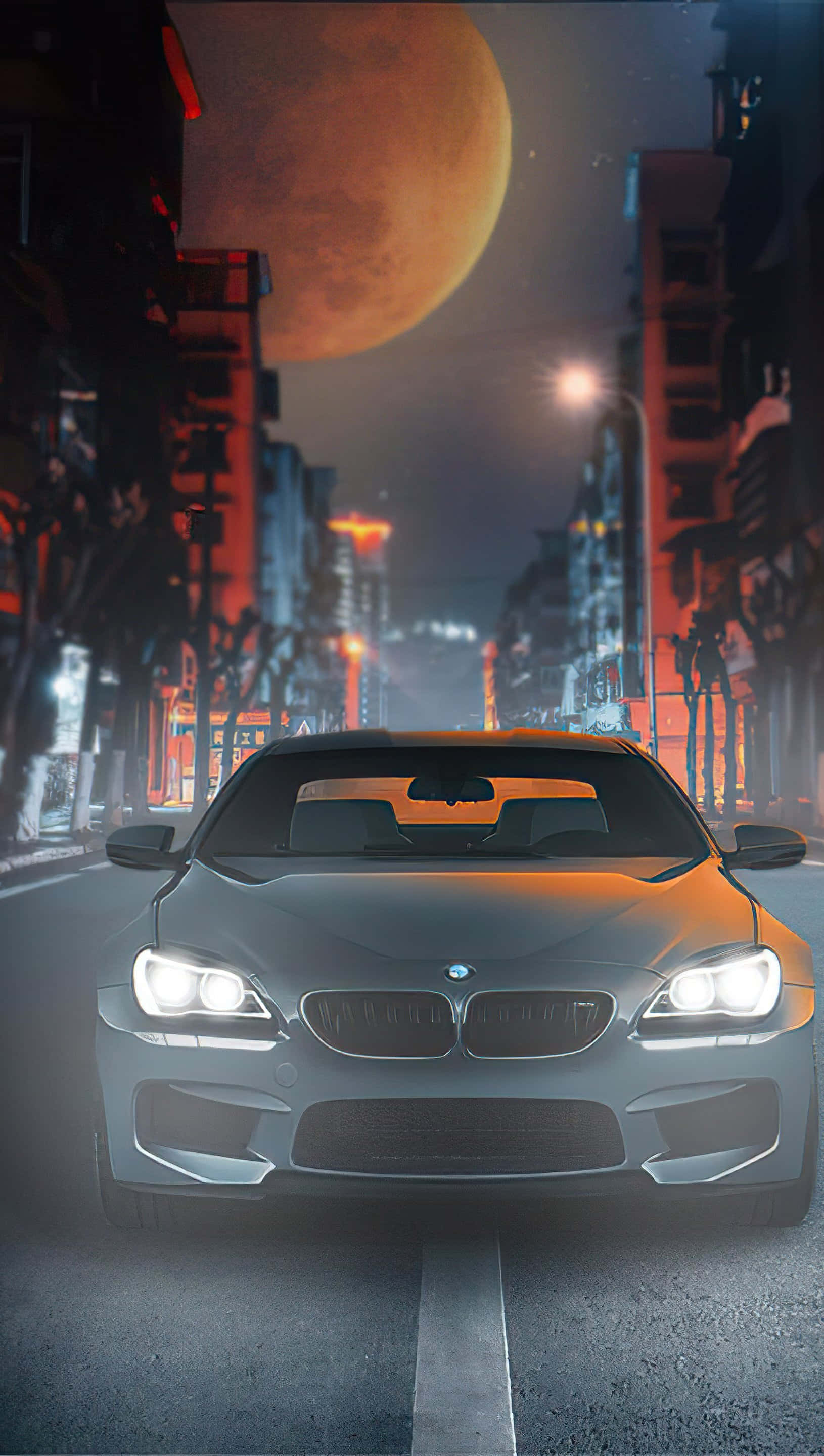 BMW 豪華車橙色月亮天空背景 壁紙 — 一輛時尚的銀色BMW跑車在霓虹燈下閃耀，位於霧氣瀰漫的城市街道上，上方懸掛著巨大的橙色月亮。