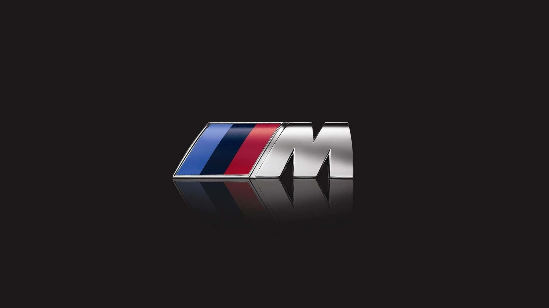 BMW Logo 1920x1080 M系列背景 壁紙 — 閃亮的BMW M標誌，帶有藍色、紅色和銀色條紋，在黑色表面上反射。