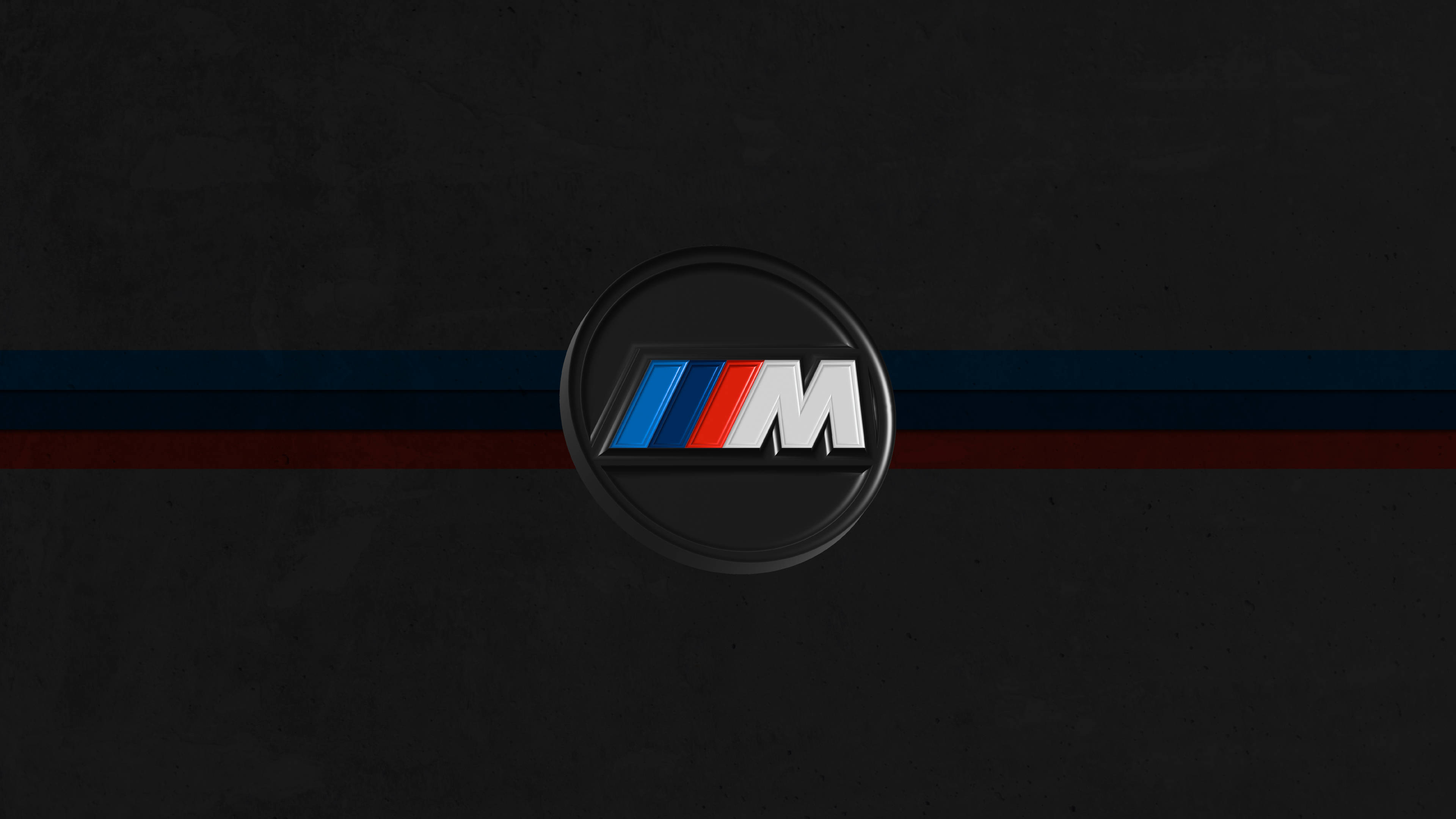 BMW M標誌於黑色背景 壁紙 — 一個時尚的BMW M標誌，帶有藍色、紅色和白色條紋，居中在深色紋理背景上。