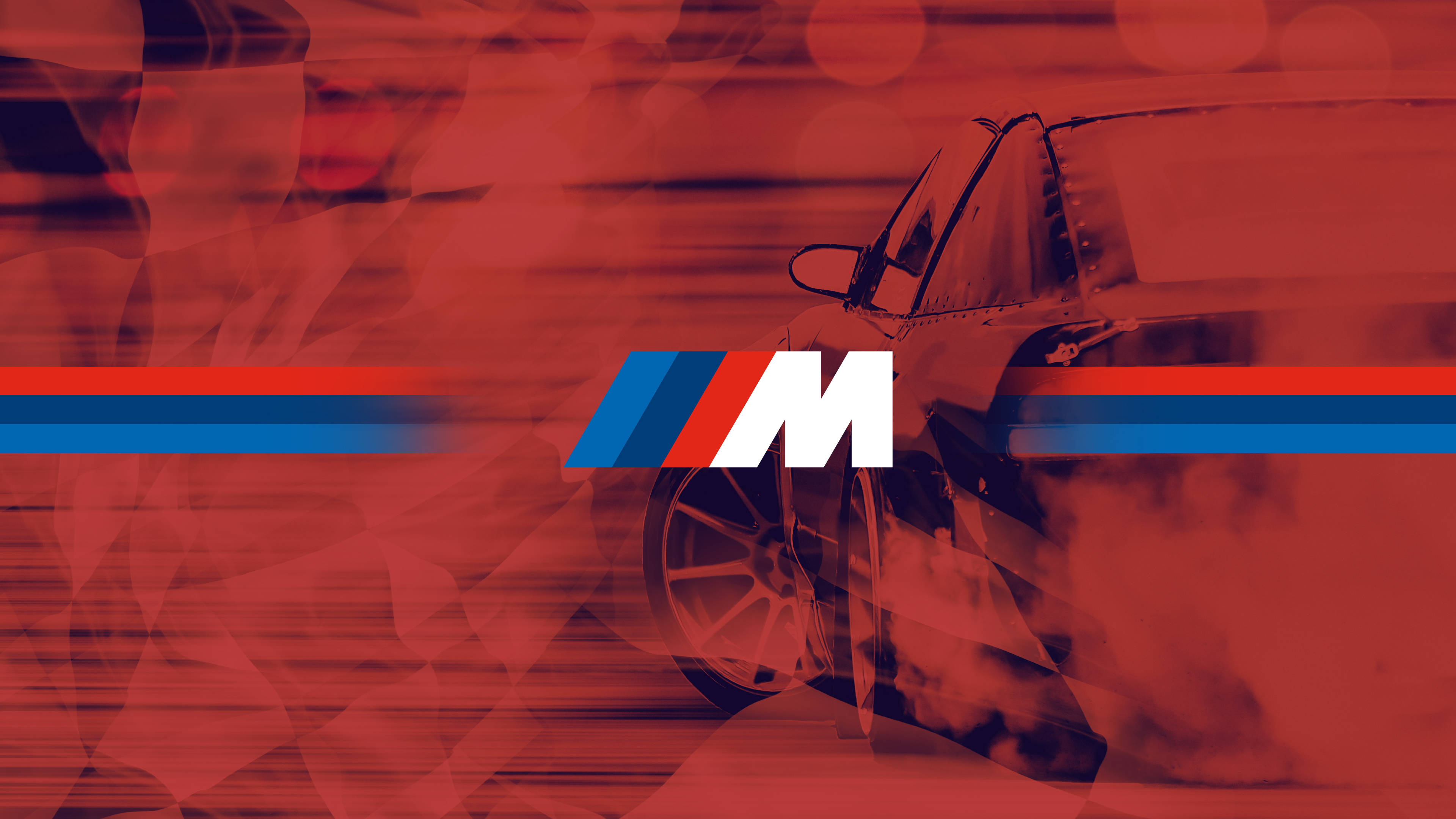 紅色汽車上的BMW M標誌 壁紙 — 一輛紅色調的BMW M汽車飄移，煙霧拖尾，動態模糊線條橫跨場景。