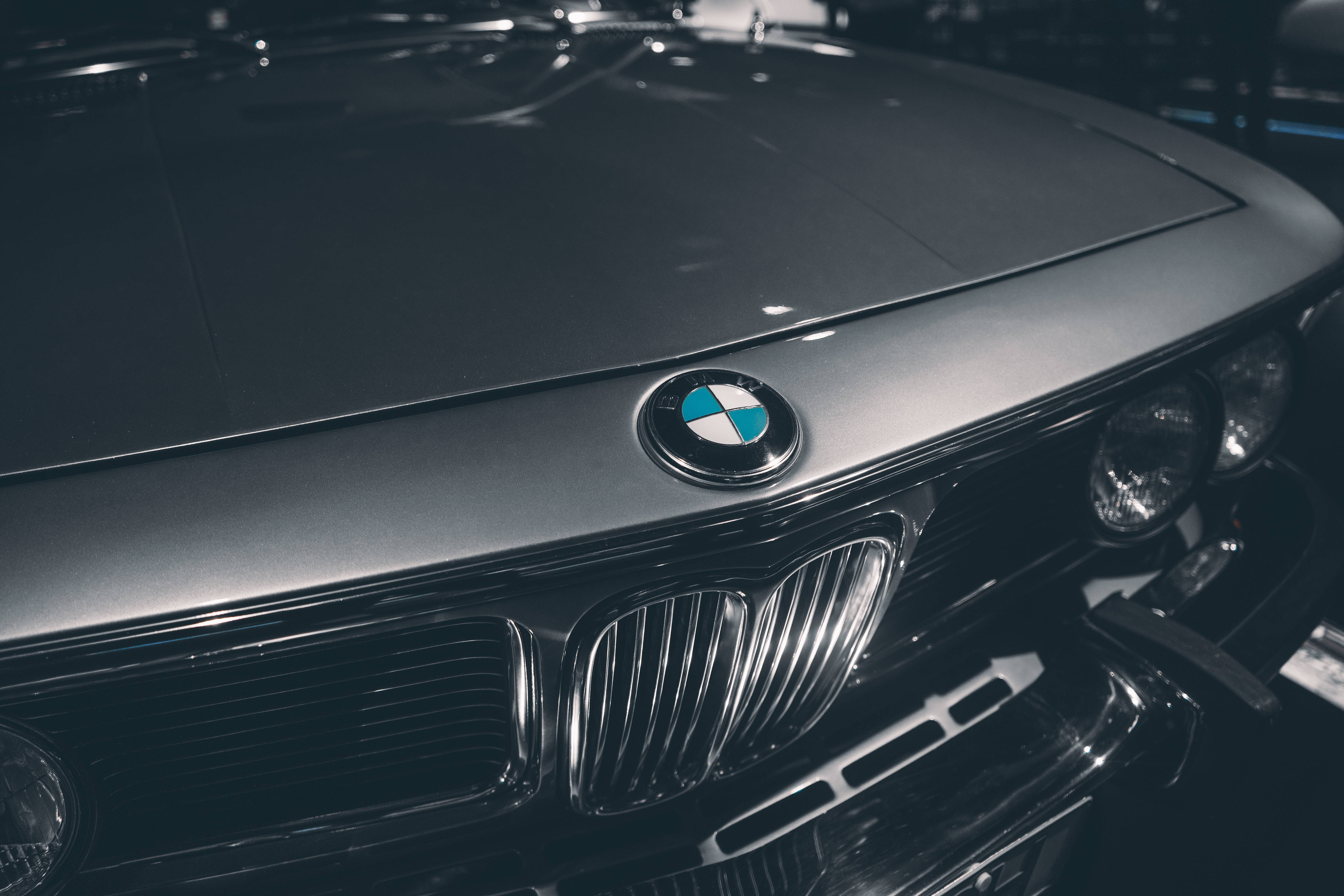 客製化BMW M2 Coupe桌面高清壁紙 壁紙 — 經典寶馬汽車引擎蓋和標誌性雙腎型進氣格柵的特寫，在氣氛燈光下。