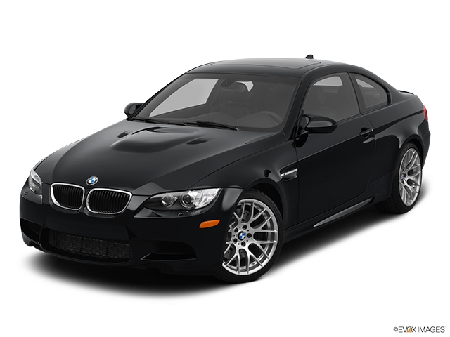 黑色 BMW M3 Coupe 壁紙 — 一輛時尚的黑色BMW M3雙門轎跑車，配備銀色輪圈和光澤飾面，在工作室燈光下展示。