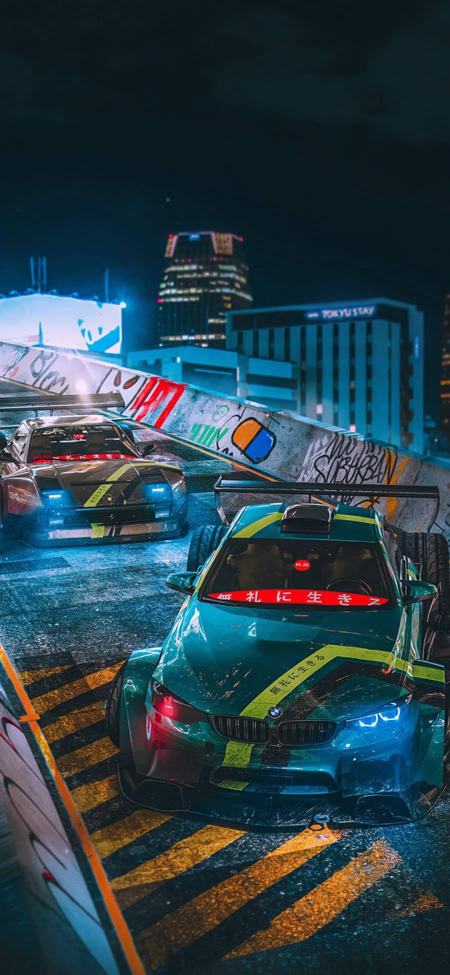 夢幻BMW M4漂移賽車 壁紙 — 兩輛霓虹燈照亮的飄移車在夜間穿過佈滿塗鴉的城市峽谷，車頭燈閃爍，濕漉漉的路面反射光芒。
