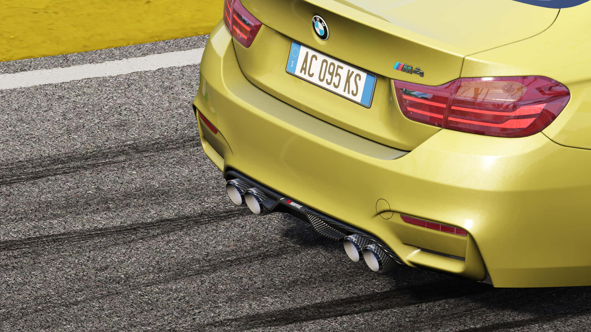 黃色BMW M4賽車後部，排氣管在賽道瀝青上