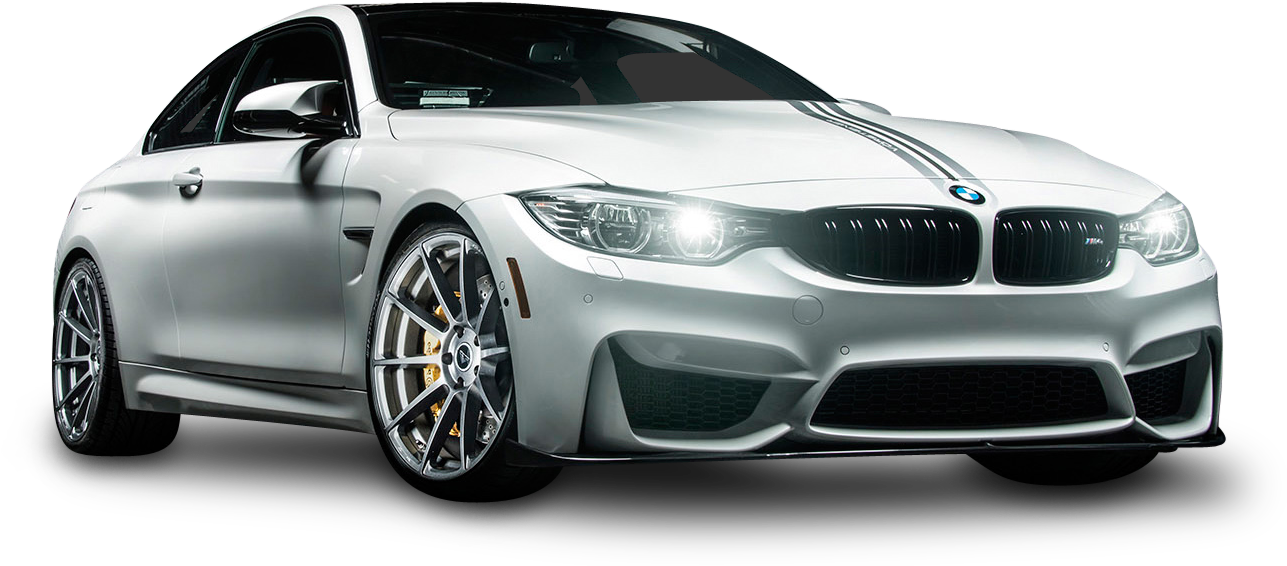 銀色BMW M4 Coupe側面視圖 壁紙 — 一輛時尚的銀色BMW M4雙門轎跑車，配備發光頭燈和金色制動卡鉗，在純黑背景下蓄勢待發。