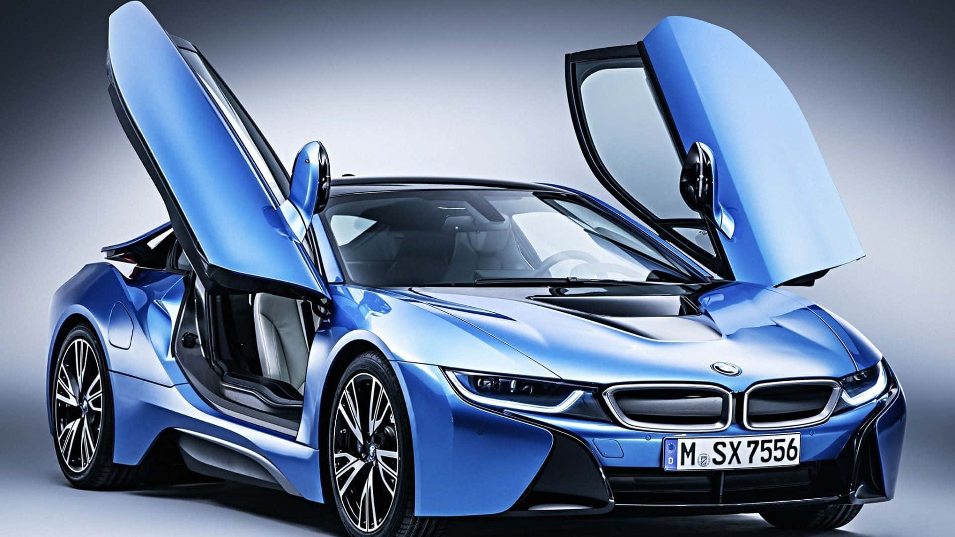 藍色BMW i8在工作室中打開鷗翼車門