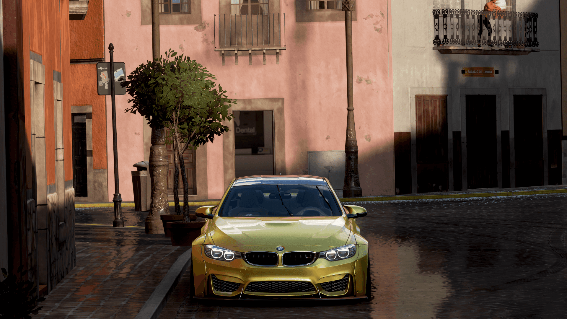 BMW M4 壁紙 — 一輛鮮黃色寶馬M4停在濕漉漉的鵝卵石街道上，兩旁是粉彩粉紅和橙色帶陽台的建築。