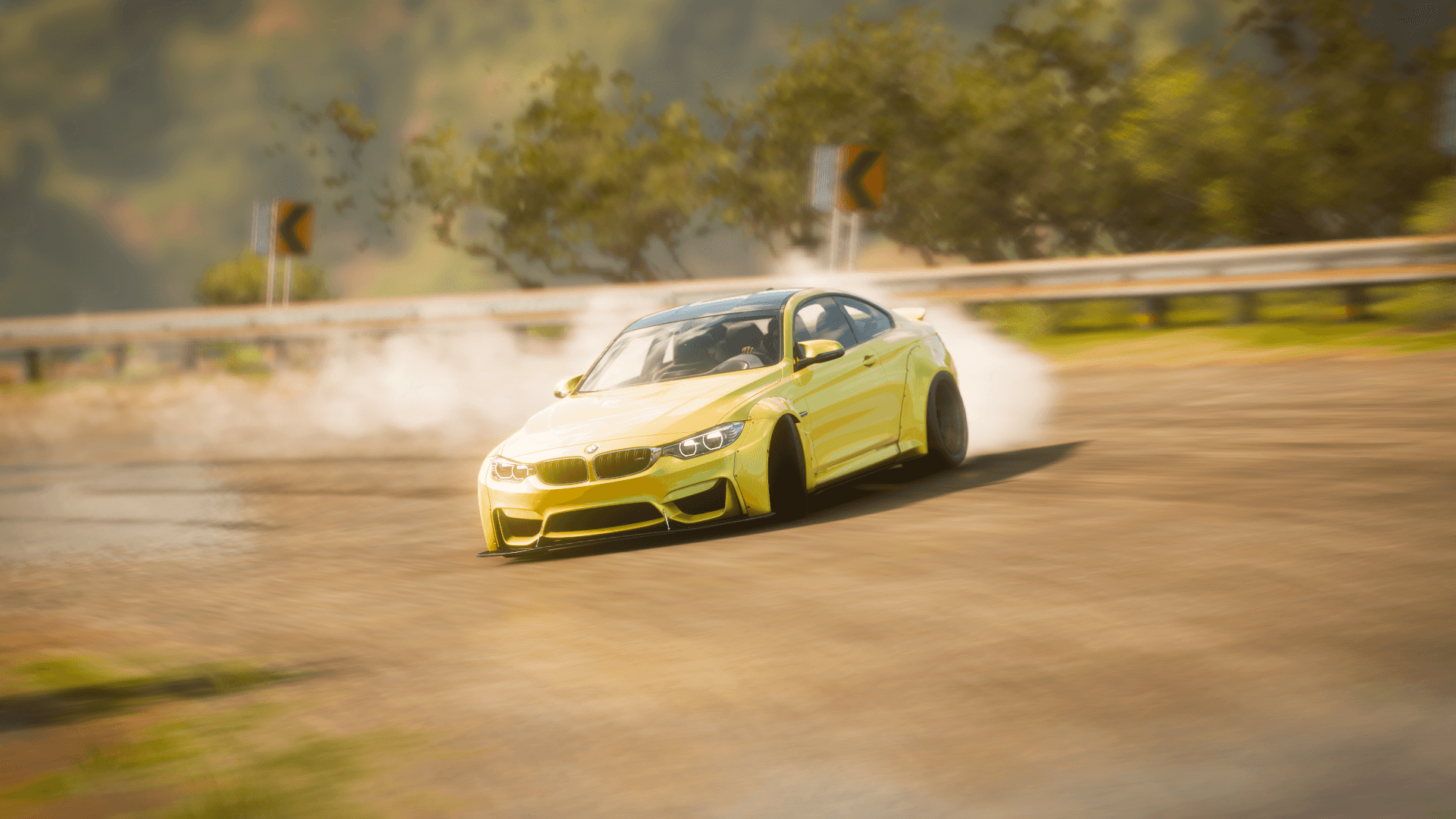 BMW M4 壁紙 — 一輛充滿活力的黃色跑車在蜿蜒的道路上急劇漂移，揚起煙霧，背景是模糊的綠色森林。