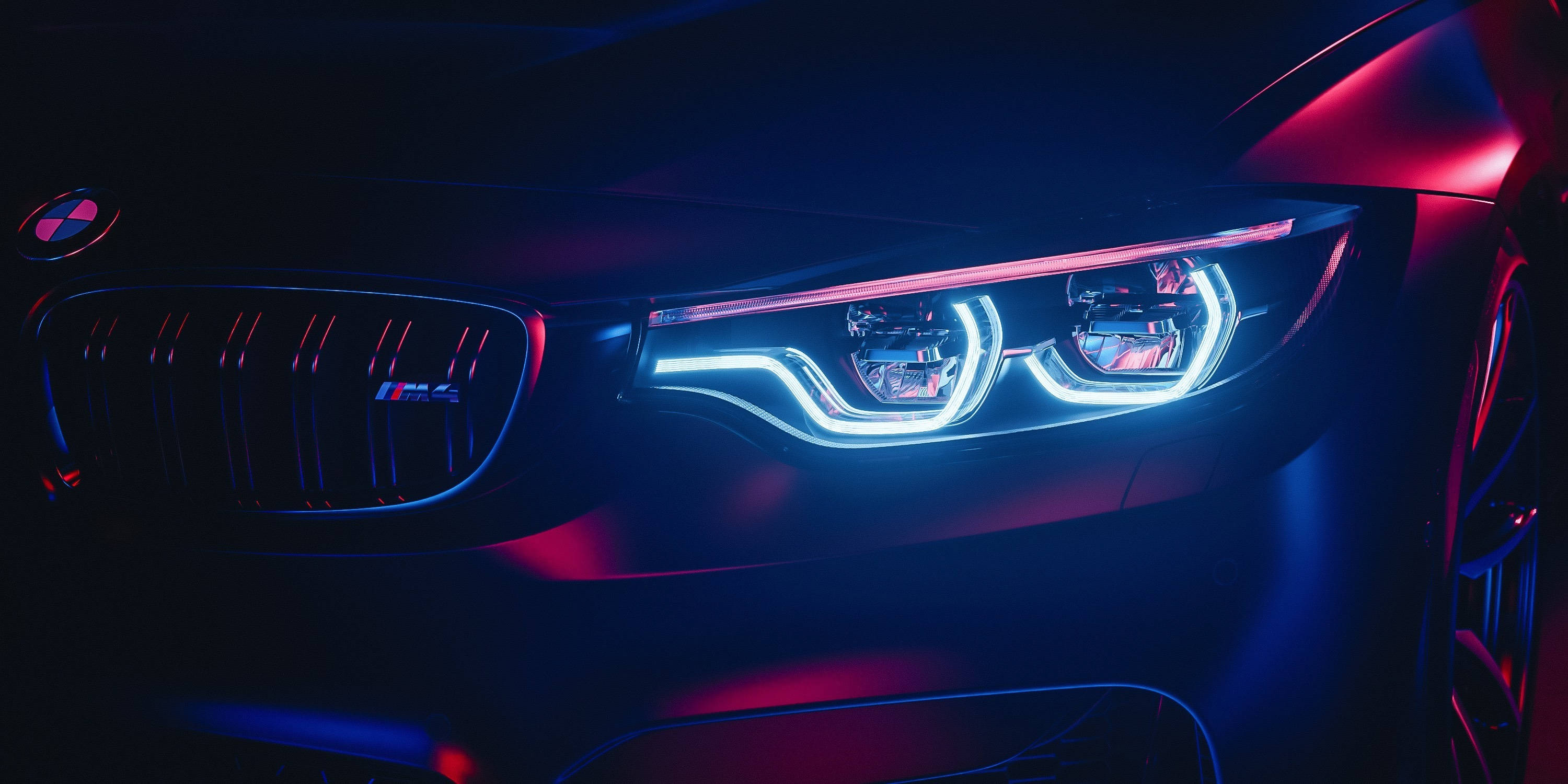 Sports Car 桌布 壁紙 — BMW M4 發光藍色和紅色頭燈在黑暗霓虹燈環境中的特寫。