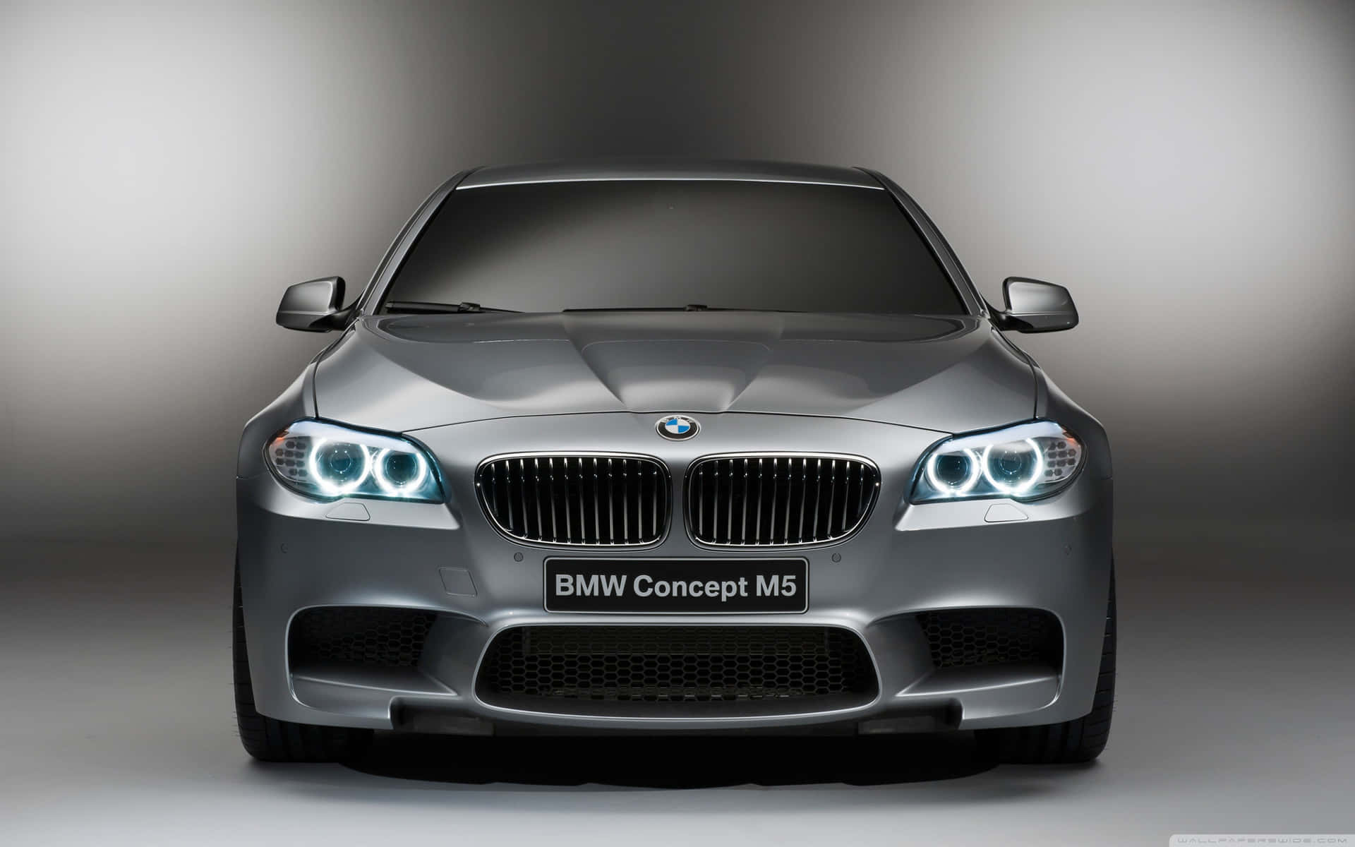 銀色BMW Concept M5跑車在工作室燈光下的正面視圖。