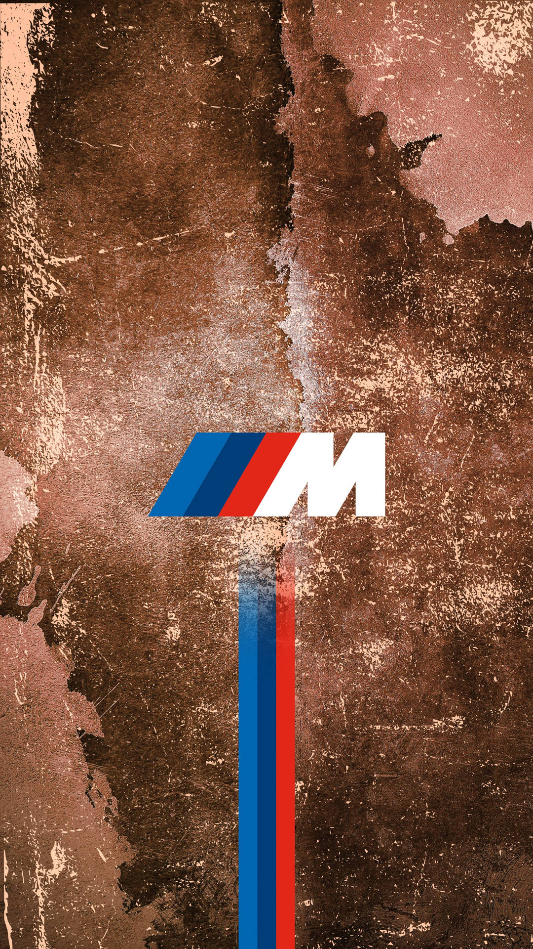 BMW M標誌，帶有藍色、紅色和白色條紋，位於紋理棕色背景上。