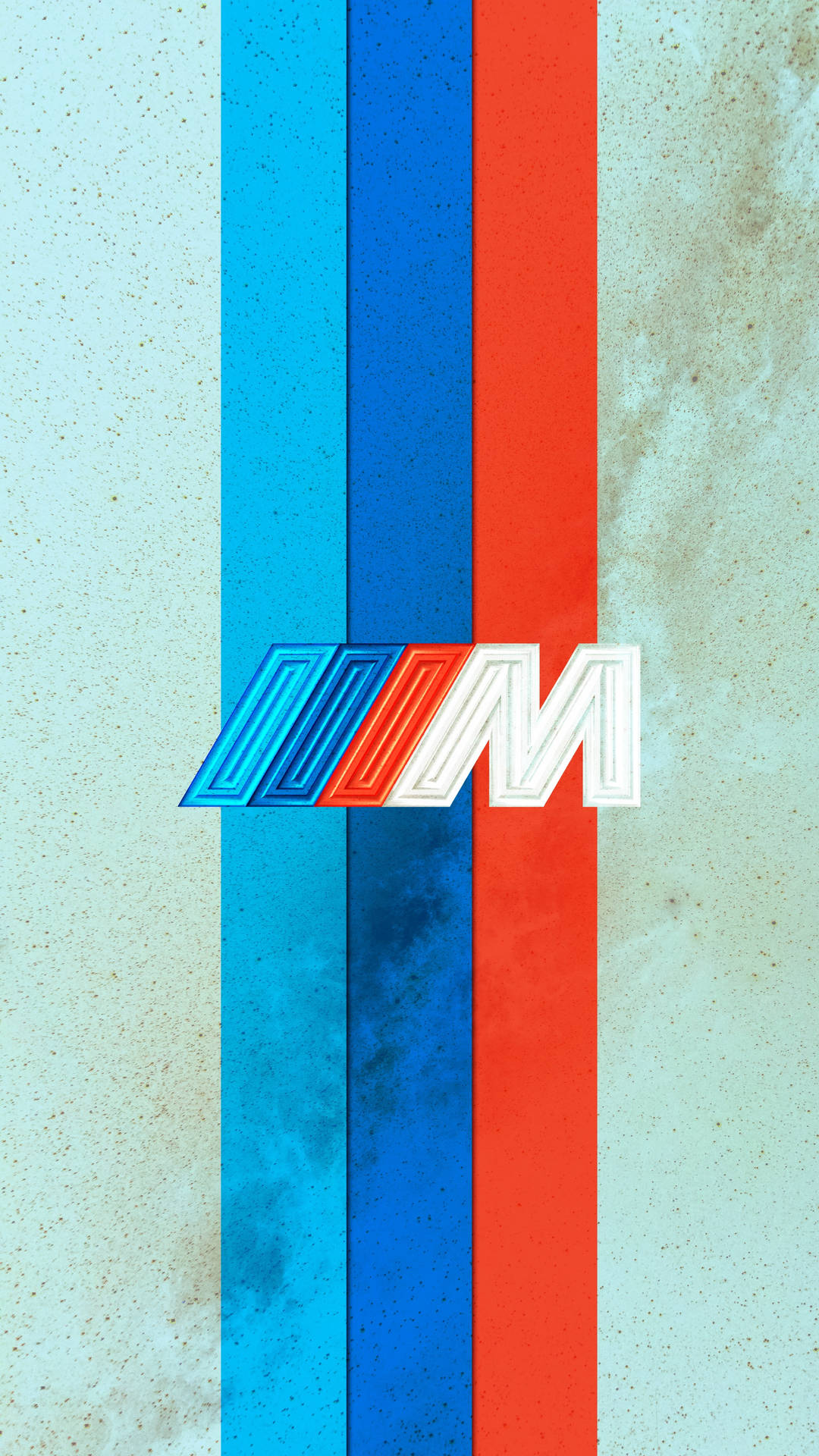 BMW M標誌在藍、紅、白條紋上，混凝土紋理背景