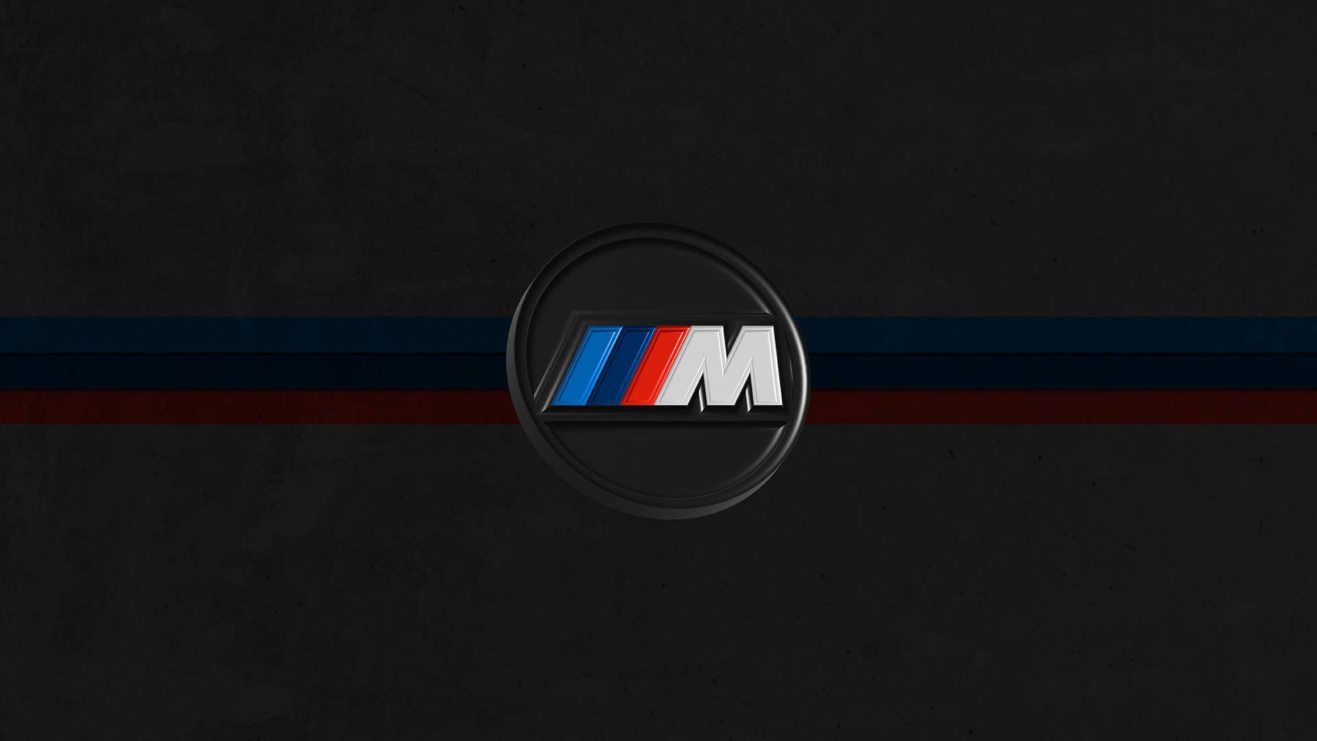 BMW M標誌，帶有藍色、紅色和白色條紋，在深色紋理背景上