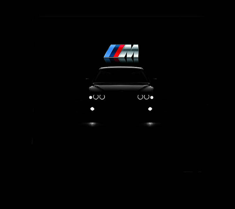 BMW M車剪影，黑暗中閃爍的車頭燈和標誌