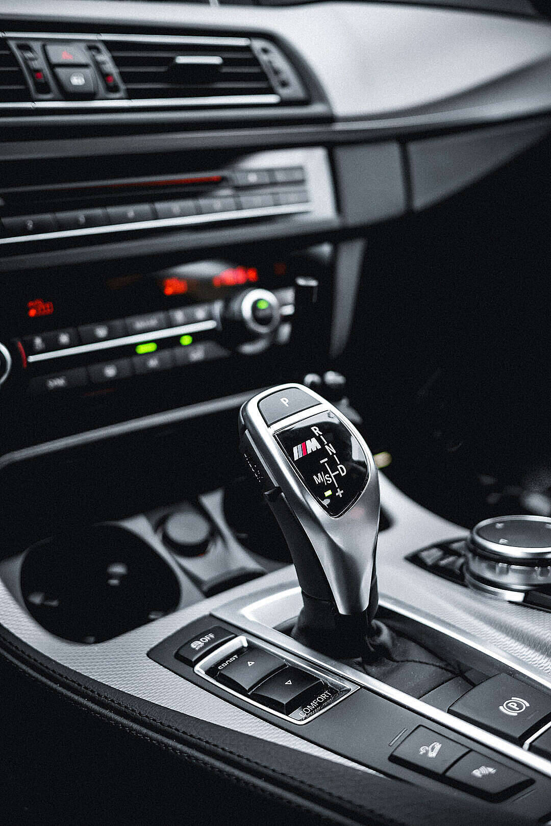 BMW M車音響與排檔桿 壁紙 — 豪華車現代黑色金屬內飾中時尚銀色變速桿的特寫。