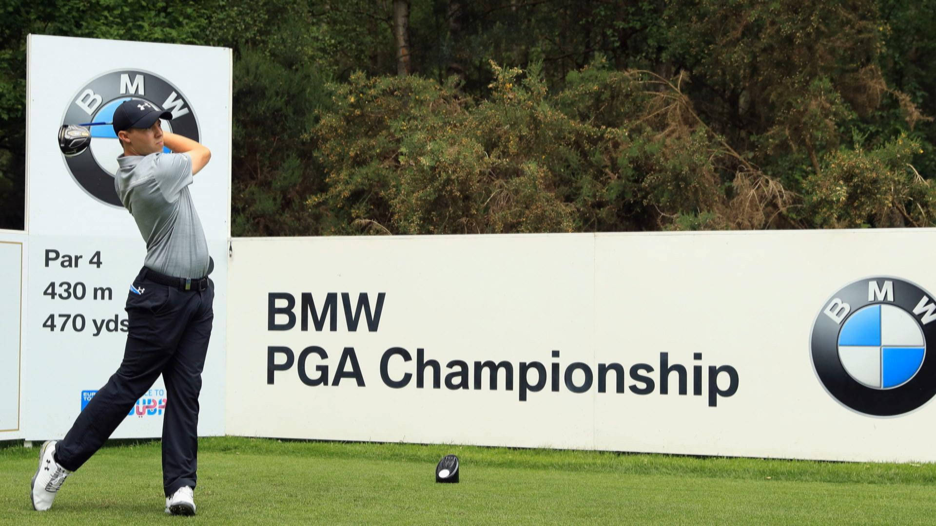 BMW PGA錦標賽Par 4賽道 壁紙 — 一名高爾夫球手在BMW PGA錦標賽的翠綠球道上揮桿，背景有贊助商標誌和茂密樹葉。