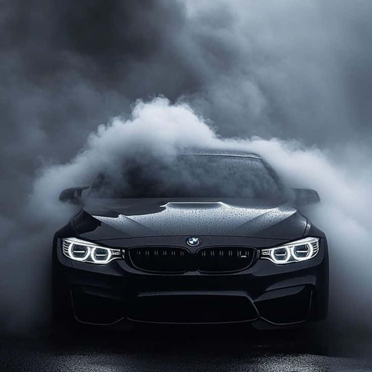 黑色BMW M4配備發光車頭燈，從濃密白煙中出現在黑暗環境中