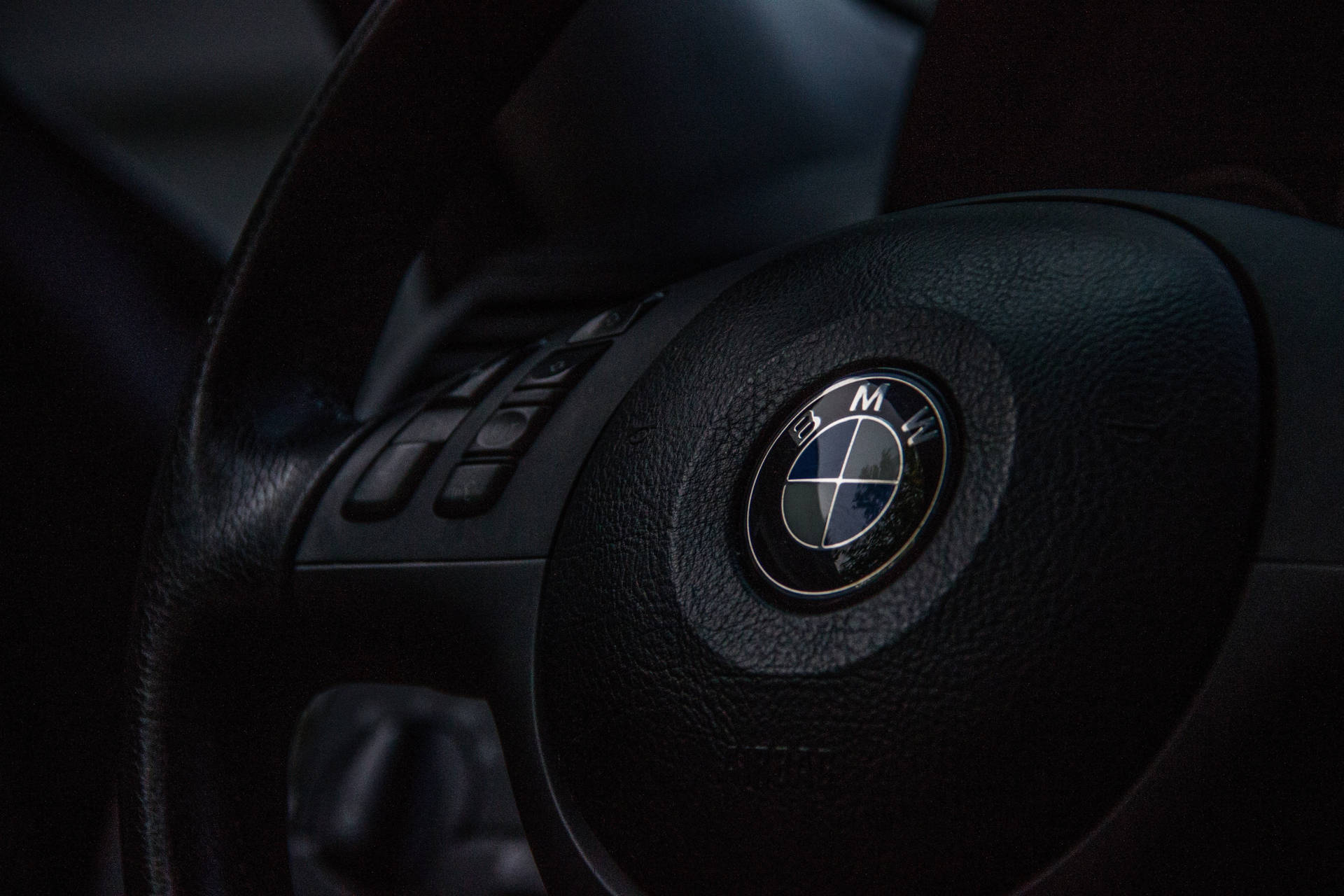 黑暗車廂內BMW軚盤的特寫。