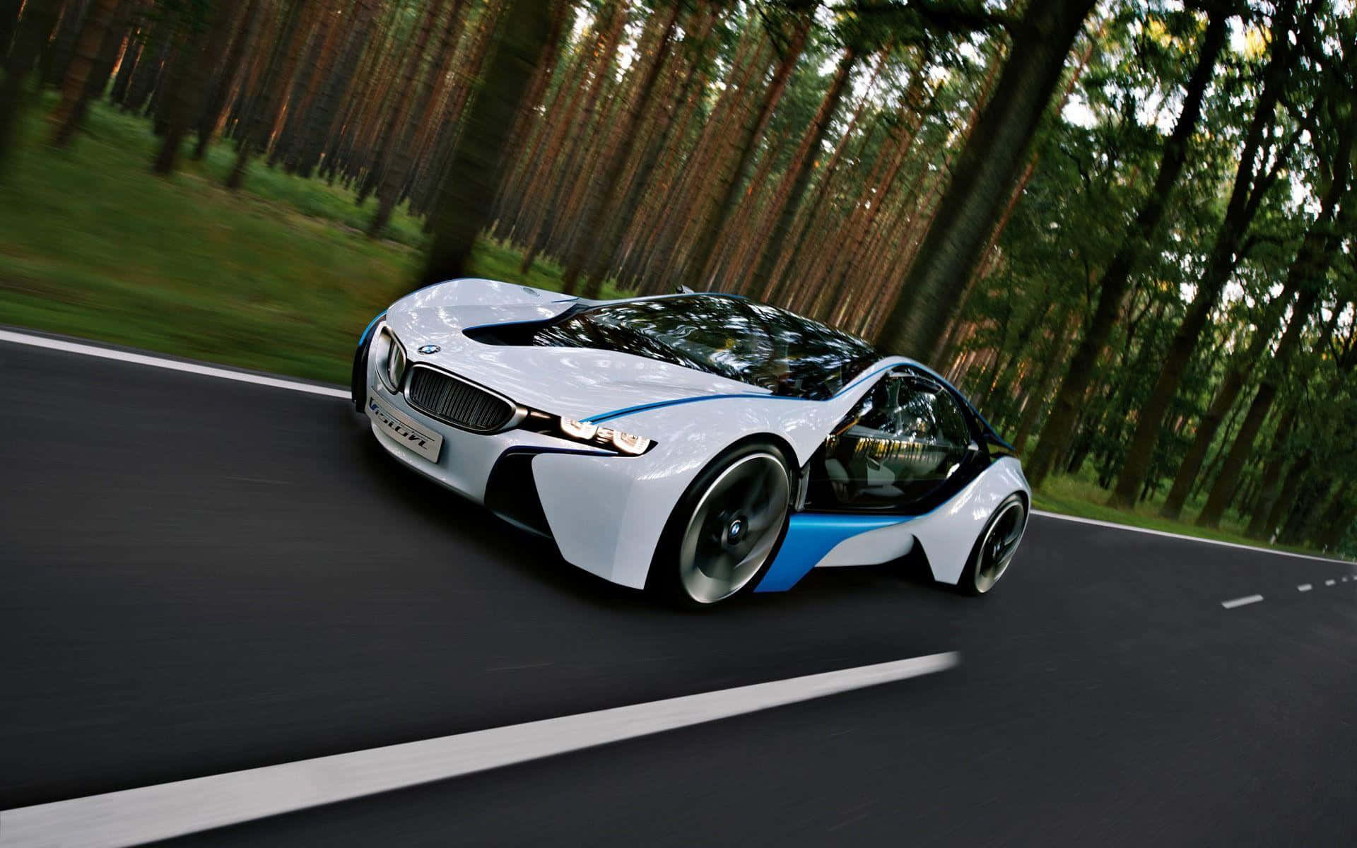 一輛白色和藍色的BMW i8概念車在森林中奔馳。