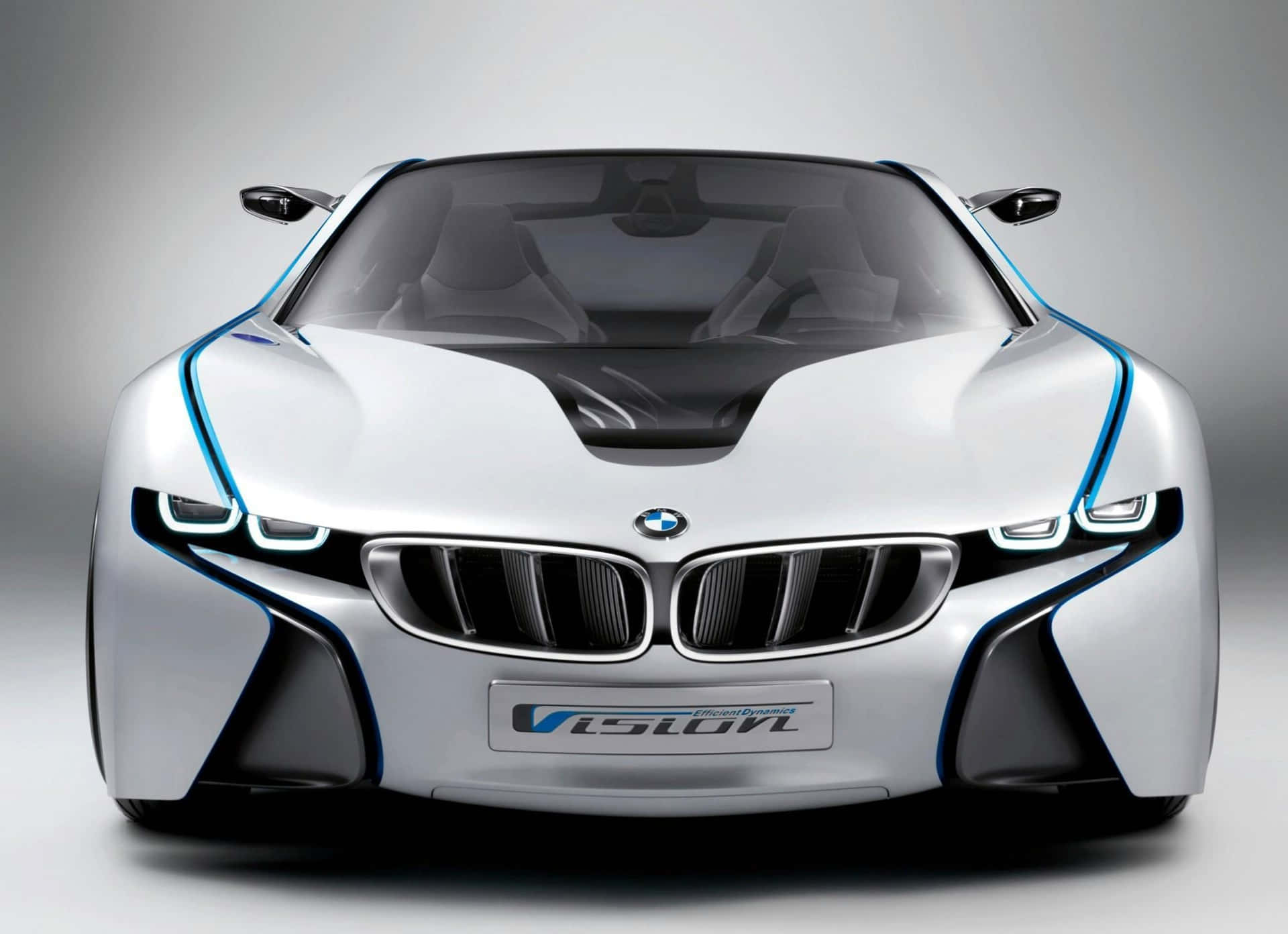 銀色BMW i8 Vision概念車，帶有藍色裝飾和發光車頭燈。