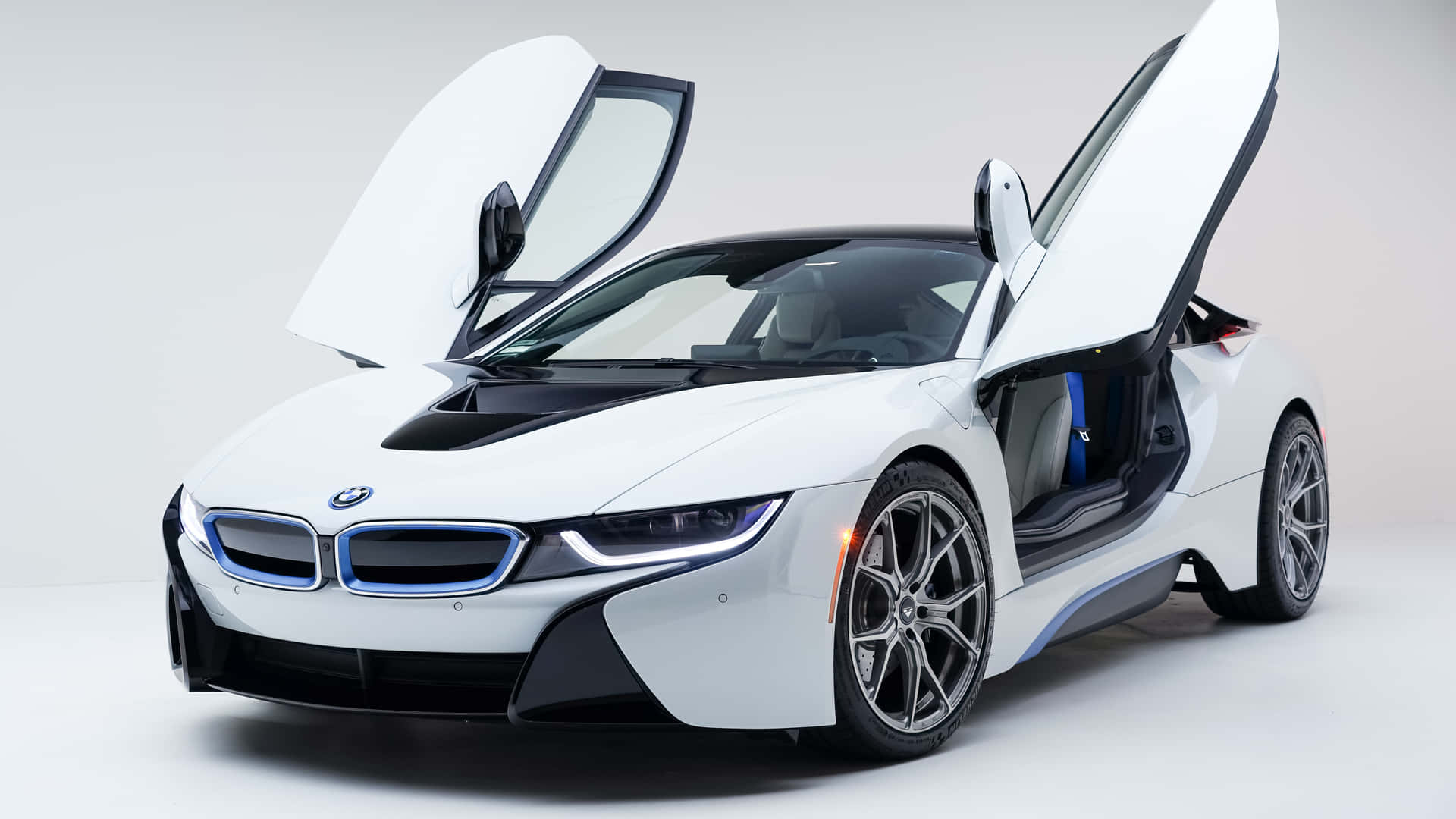 白色BMW i8在工作室環境中打開鷗翼門
