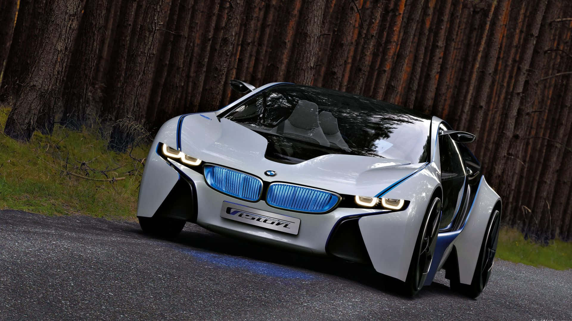 未來感十足的白色BMW i8概念車，在森林道路上亮著藍燈。
