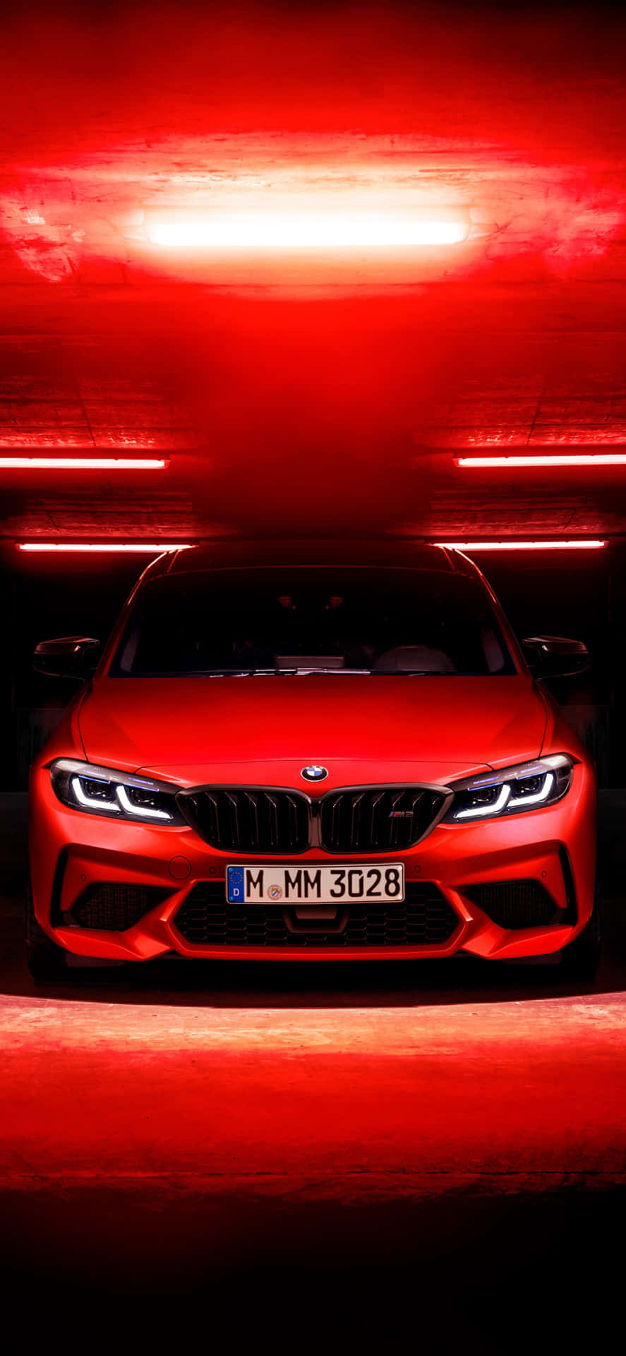 紅色BMW M3跑車在隧道中，被紅色光芒和水平光條照亮。