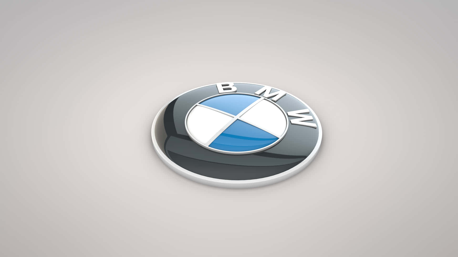 BMW標誌 壁紙 — 一個帶有藍色和白色四分之一圓的光澤BMW標誌，居中放置在中性灰色背景上。