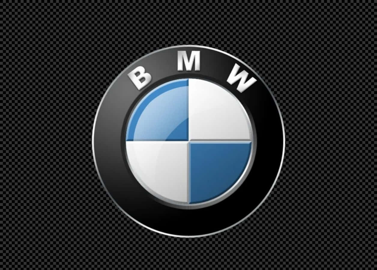 BMW標誌於紅黑背景上顯著展示 壁紙 — 一個帶有藍色和白色四分之一圓的光澤BMW標誌，居中在黑色棋盤格背景上。