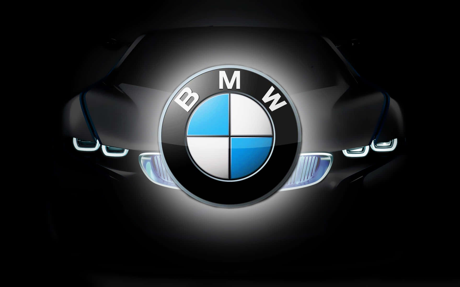 BMW標誌配白色背景 壁紙 — 在深色背景下，一個發光的BMW標誌位於時尚黑色汽車前部中央，並配有照明車頭燈。