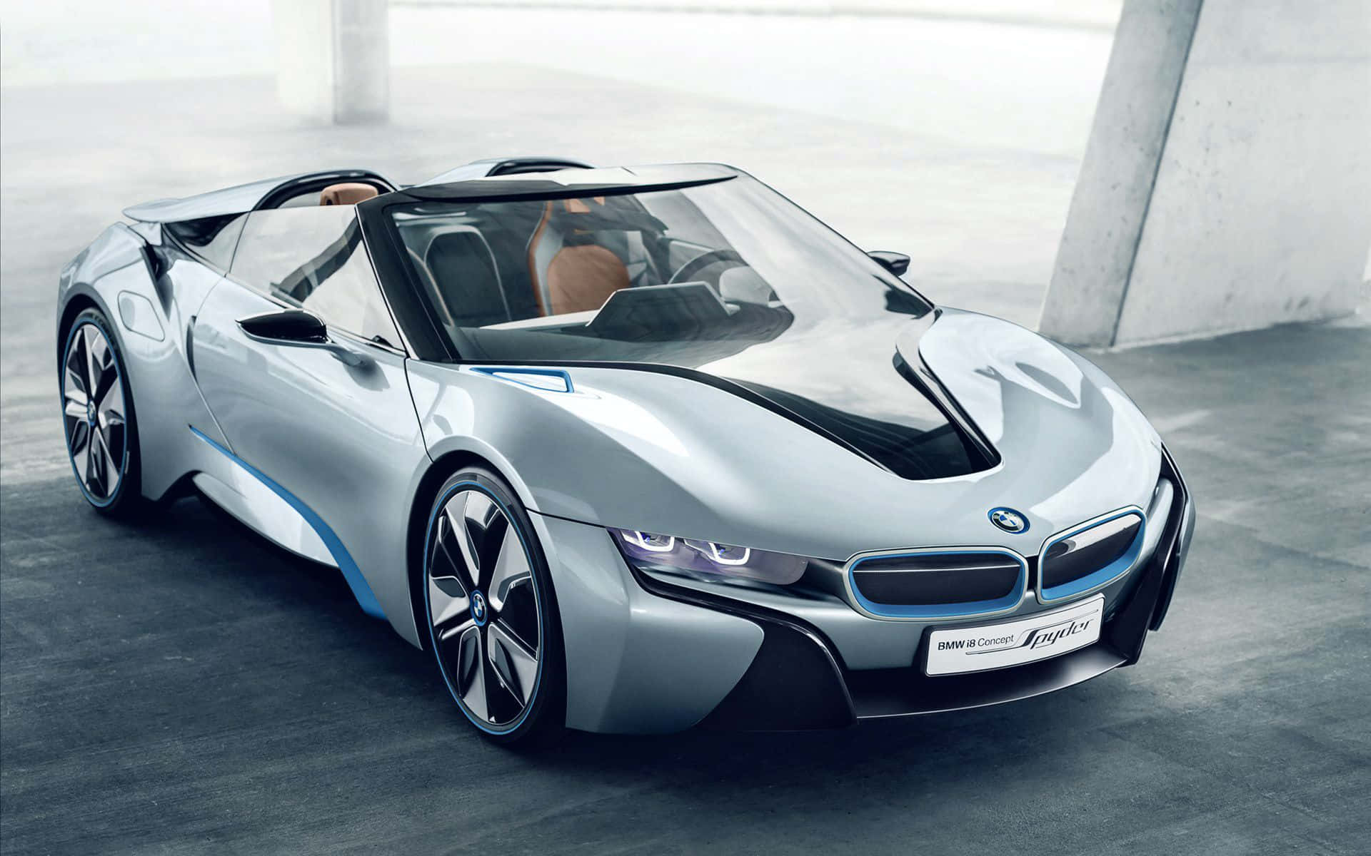 工業環境中帶有藍色點綴的銀色BMW i8 Roadster概念車。