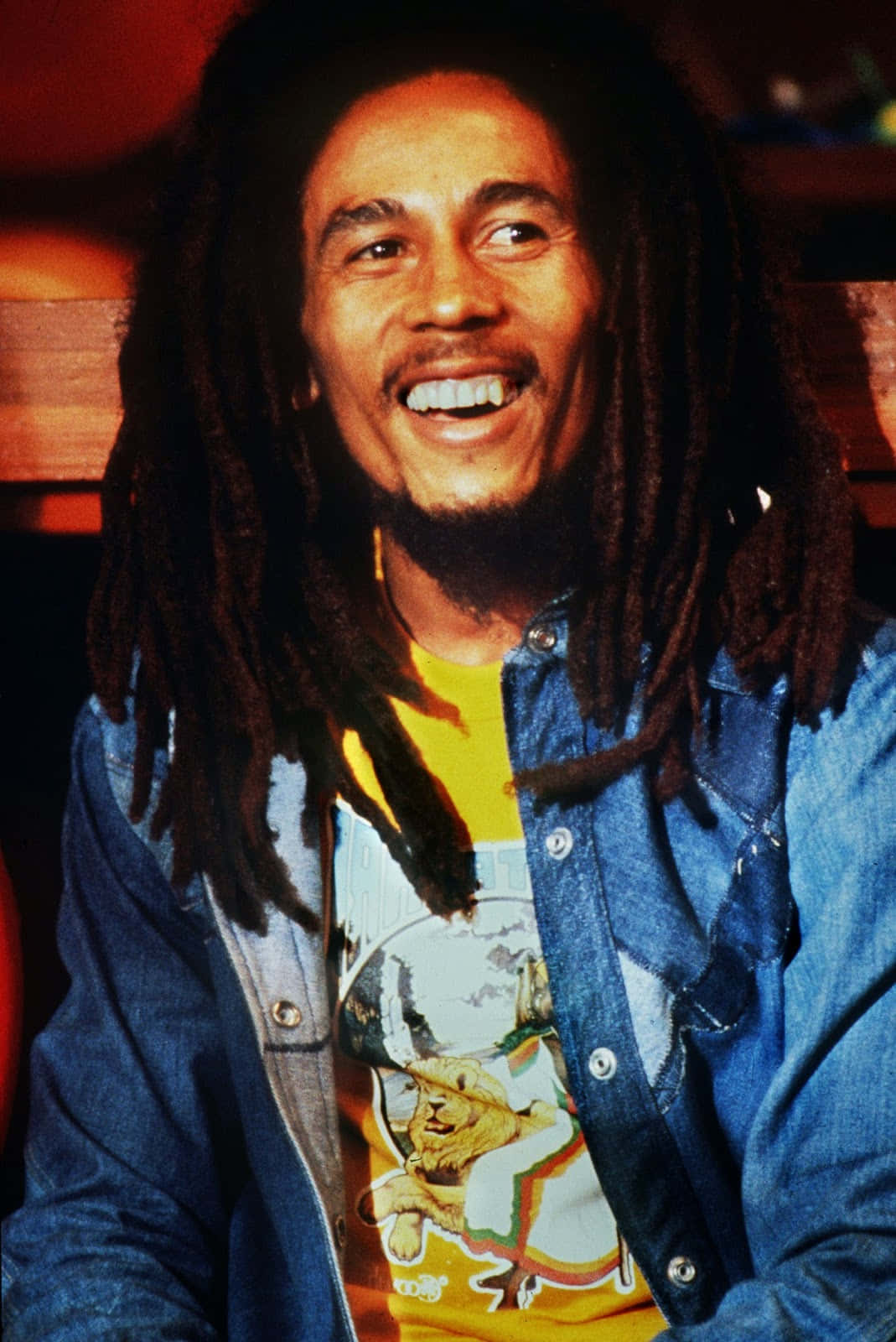 bob marley - 一位擁有長辮辮同著T恤嘅男人 壁紙