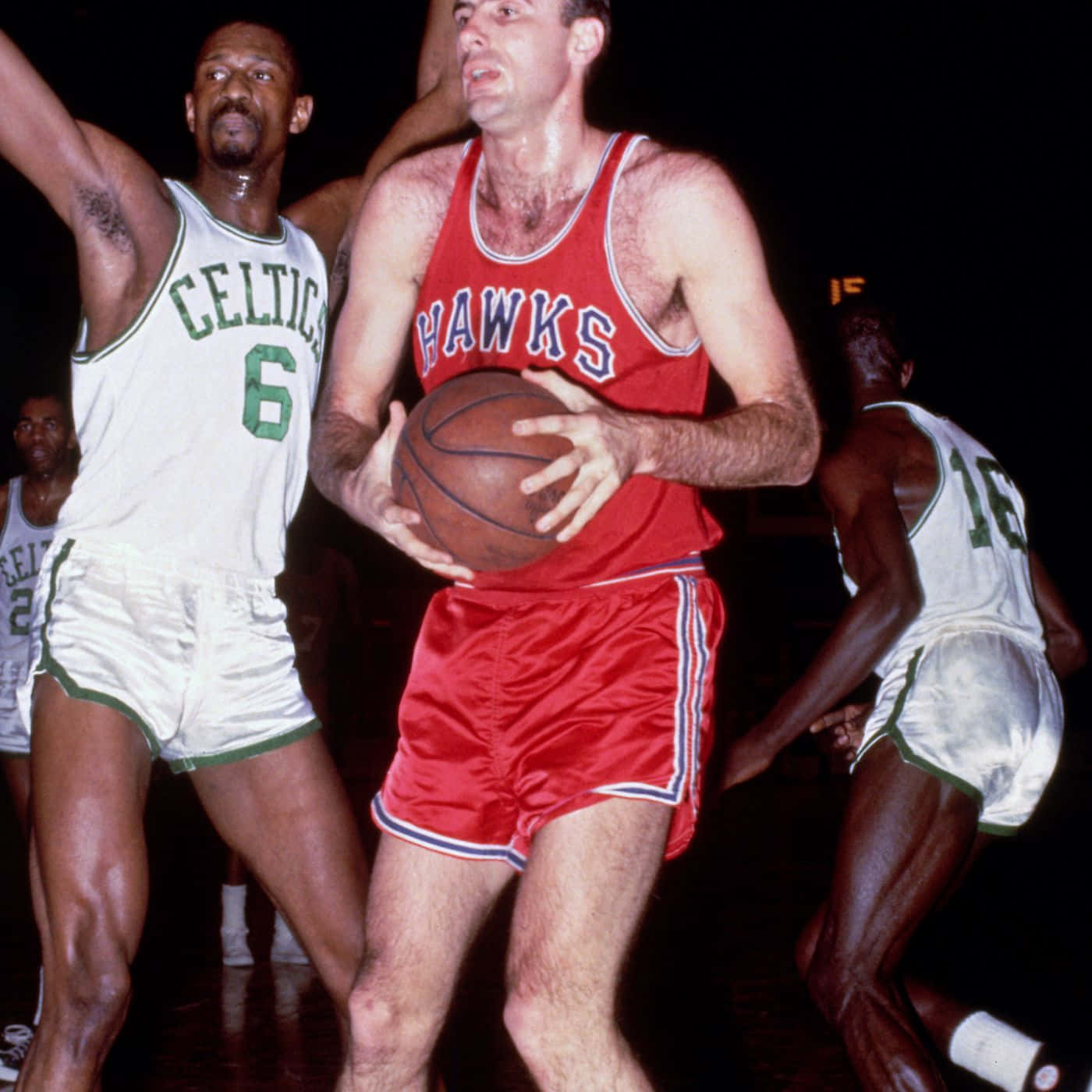 復古籃球比賽，Hawks球員運球對抗Celtics防守球員。