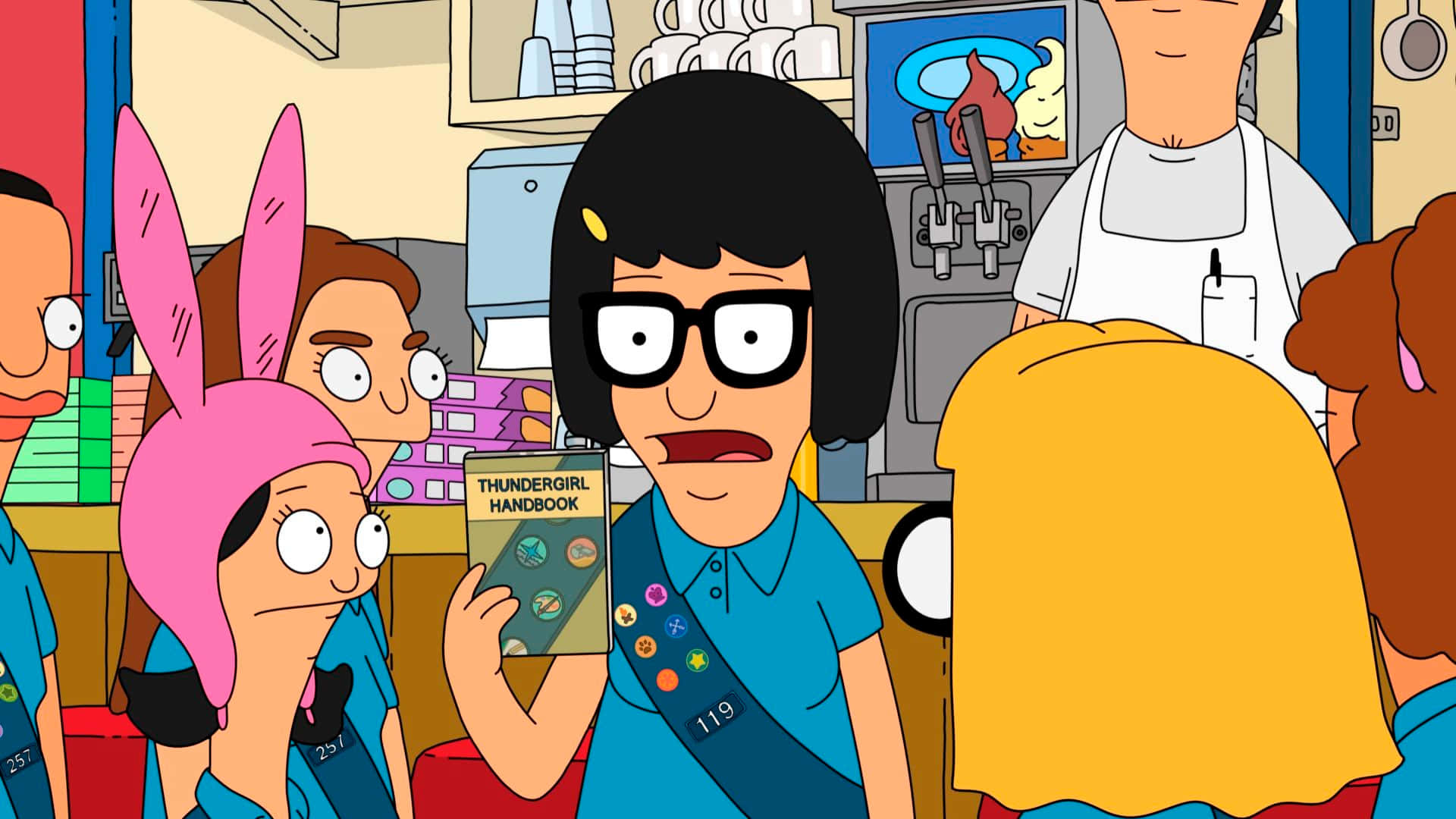 蒂娜手持《雷霆女郎》手冊的Bob's Burgers背景 壁紙 — Bob's Burgers 角色在餐廳中，Bob 手持 Thundergirl 手冊，被隊友包圍。